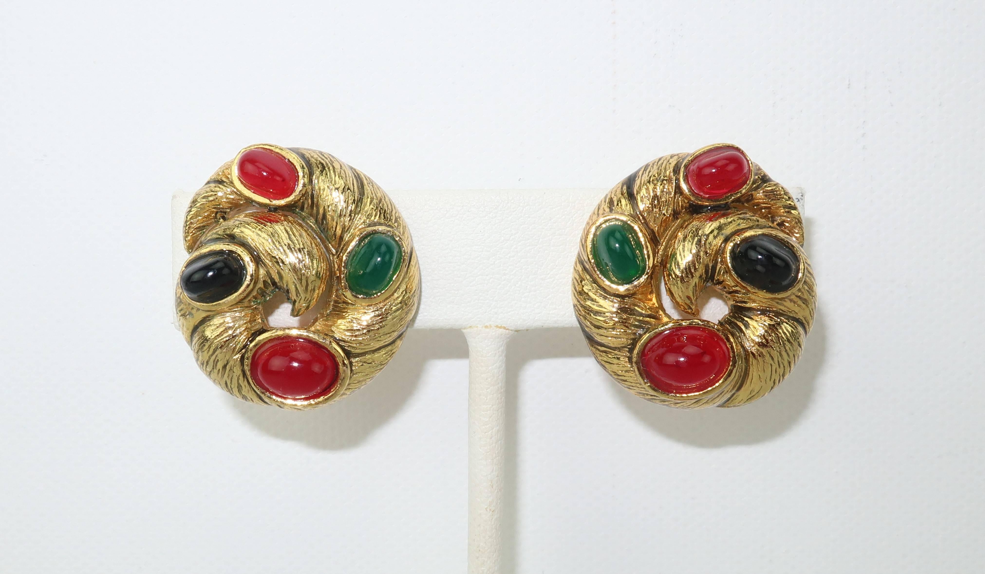 Vintage Gold Tone Cabochon Clip On Earrings In Excellent Condition In Atlanta, GA