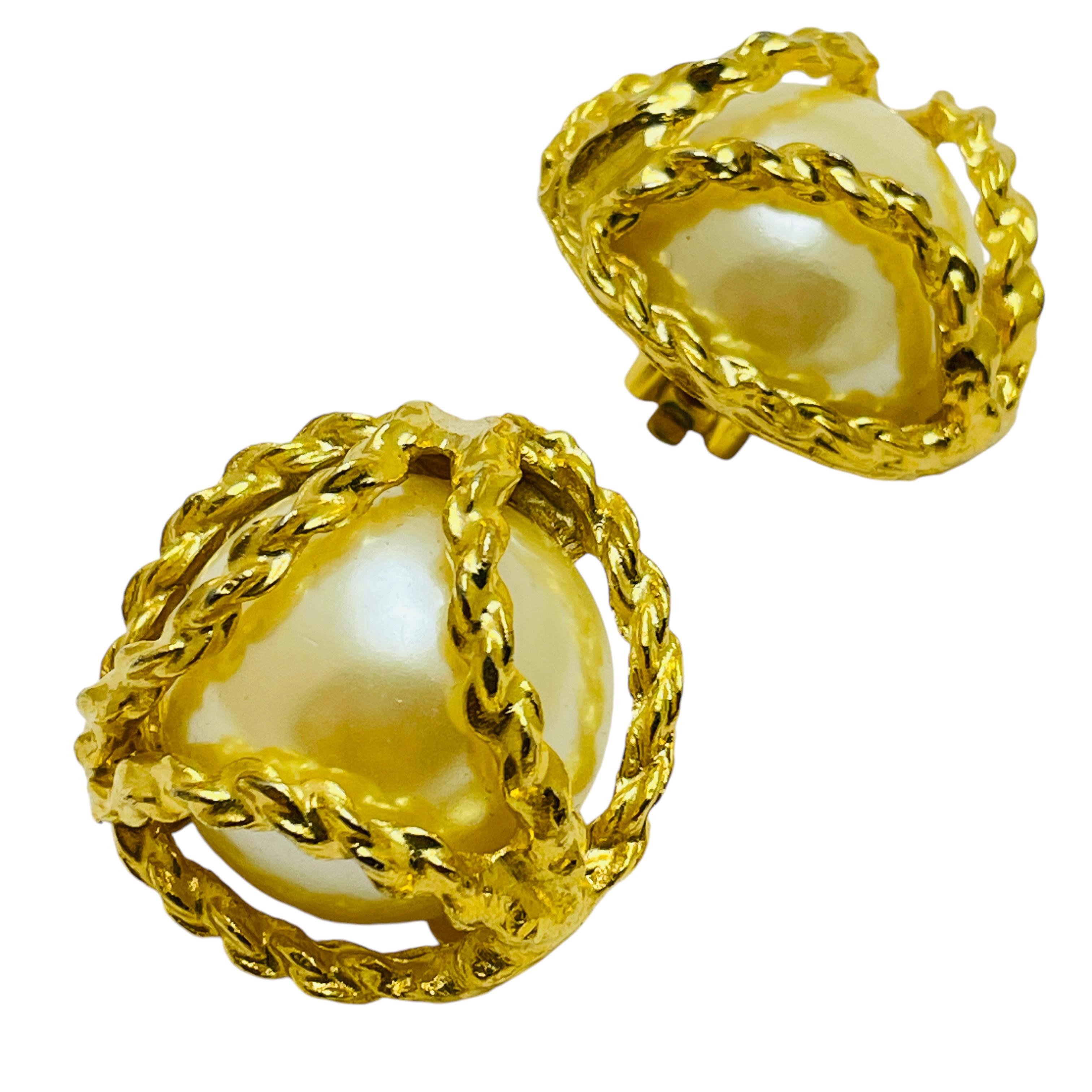 DETALLES

- sin signo 

- tono dorado con perlas de imitación

- pendientes vintage de diseño

MEDIDAS  

- 

CONDICIÓN

-  muy buen estado vintage con mínimos signos de desgaste 

 Código 47

❤️❤️  JOYAS DE DISEÑO VINTAGE ❤️❤️

❤️❤️  BOUTIQUE DE