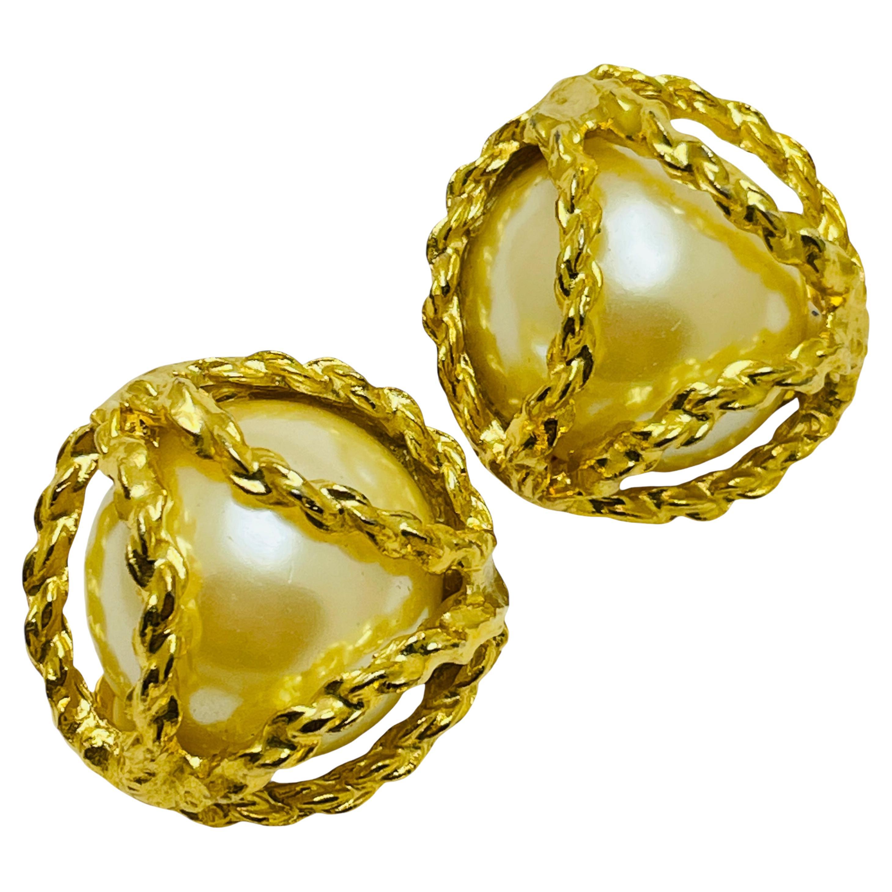 Pendientes de clip de diseño masivo con perlas enjauladas en tono dorado vintage en venta