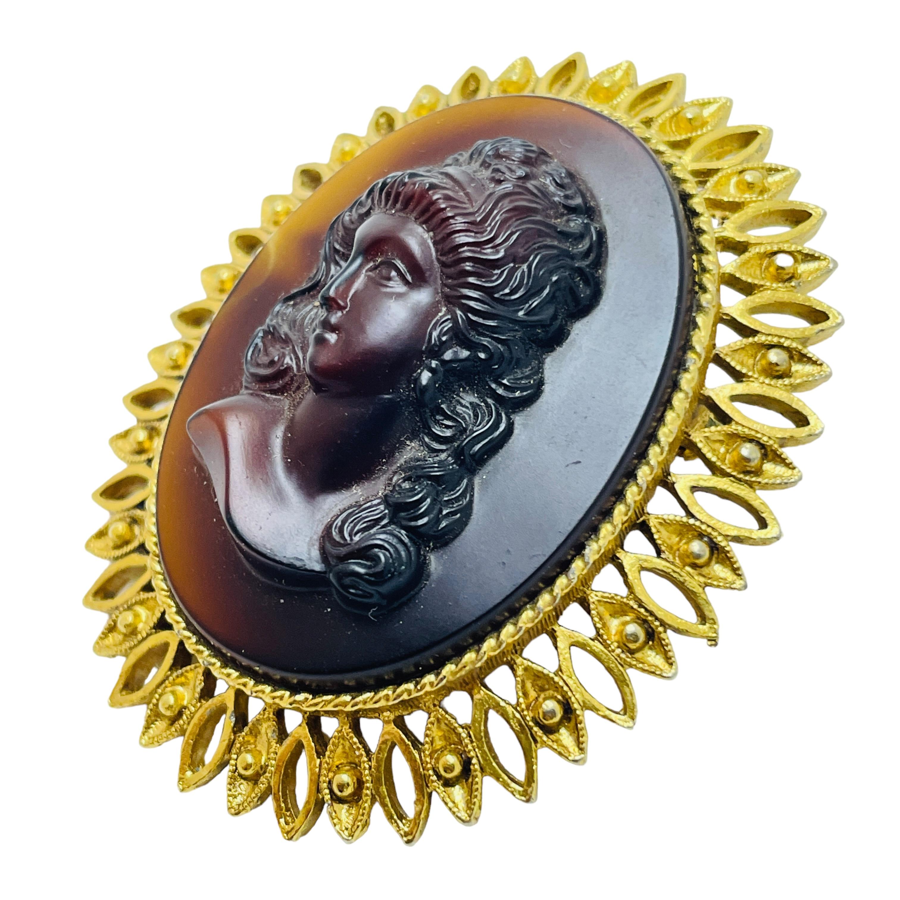 DETAILS

• unsigned 

• gold tone with resin

• vintage designer brooch

MEASUREMENTS  

• 

CONDITION

•  very good vintage condition with minimal signs of wear 

 Sku 42

❤️❤️  VINTAGE DESIGNER JEWELRY ❤️❤️

❤️❤️  ALEXANDER’S BOUTIQUE  ❤️❤️