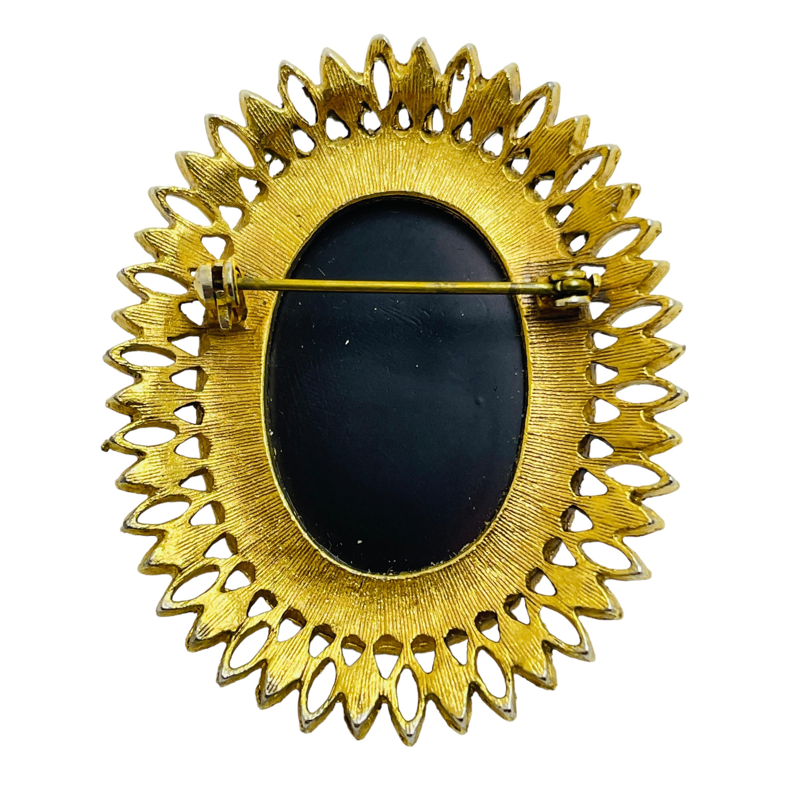 Vintage gold tone cameo designer brooch In Good Condition For Sale In Palos Hills, IL