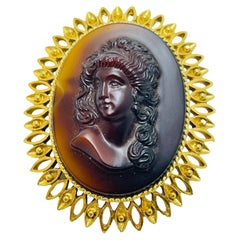 Broche vintage en camée doré de designer