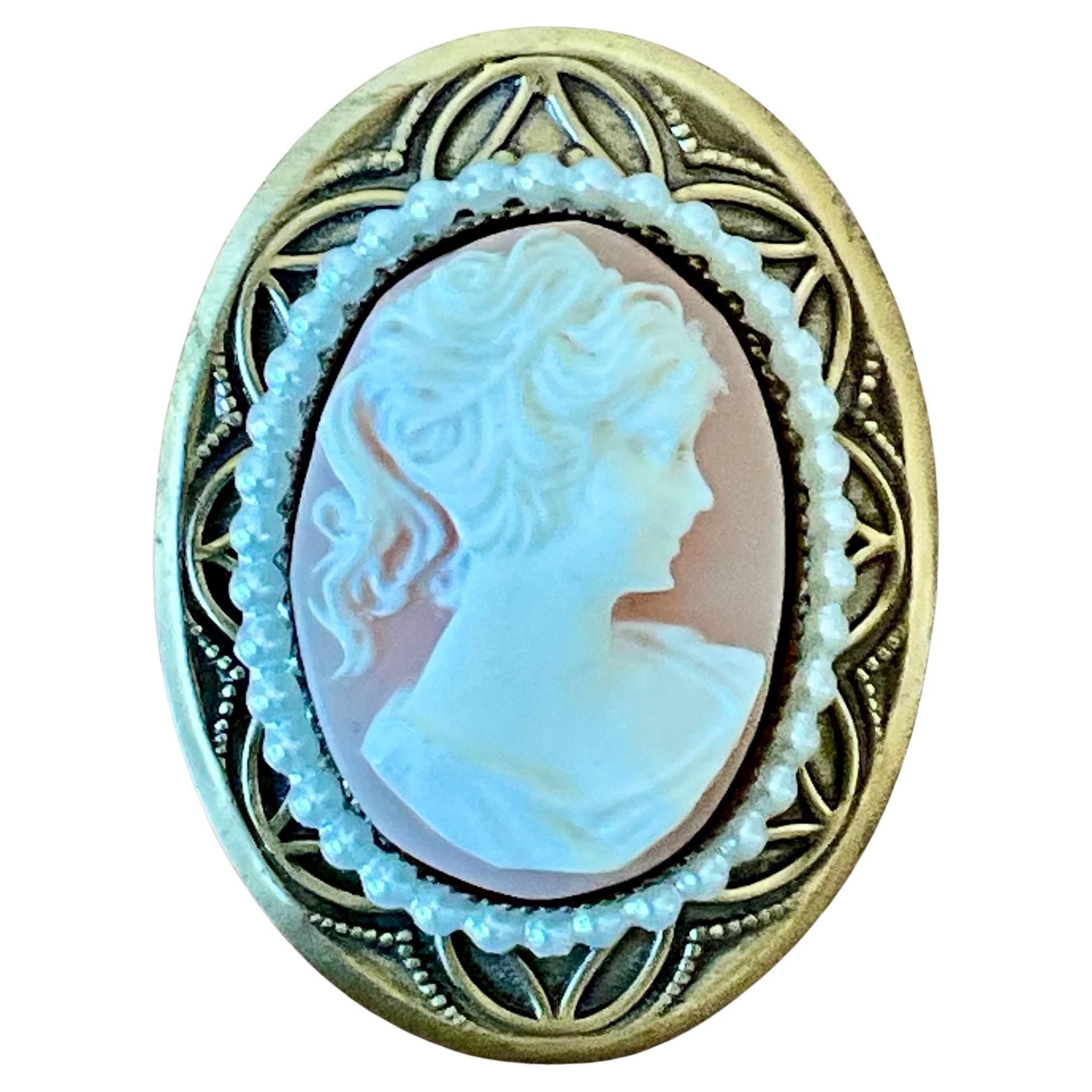 Broche colgante vintage de camafeo en tono dorado con borde de perla de imitación