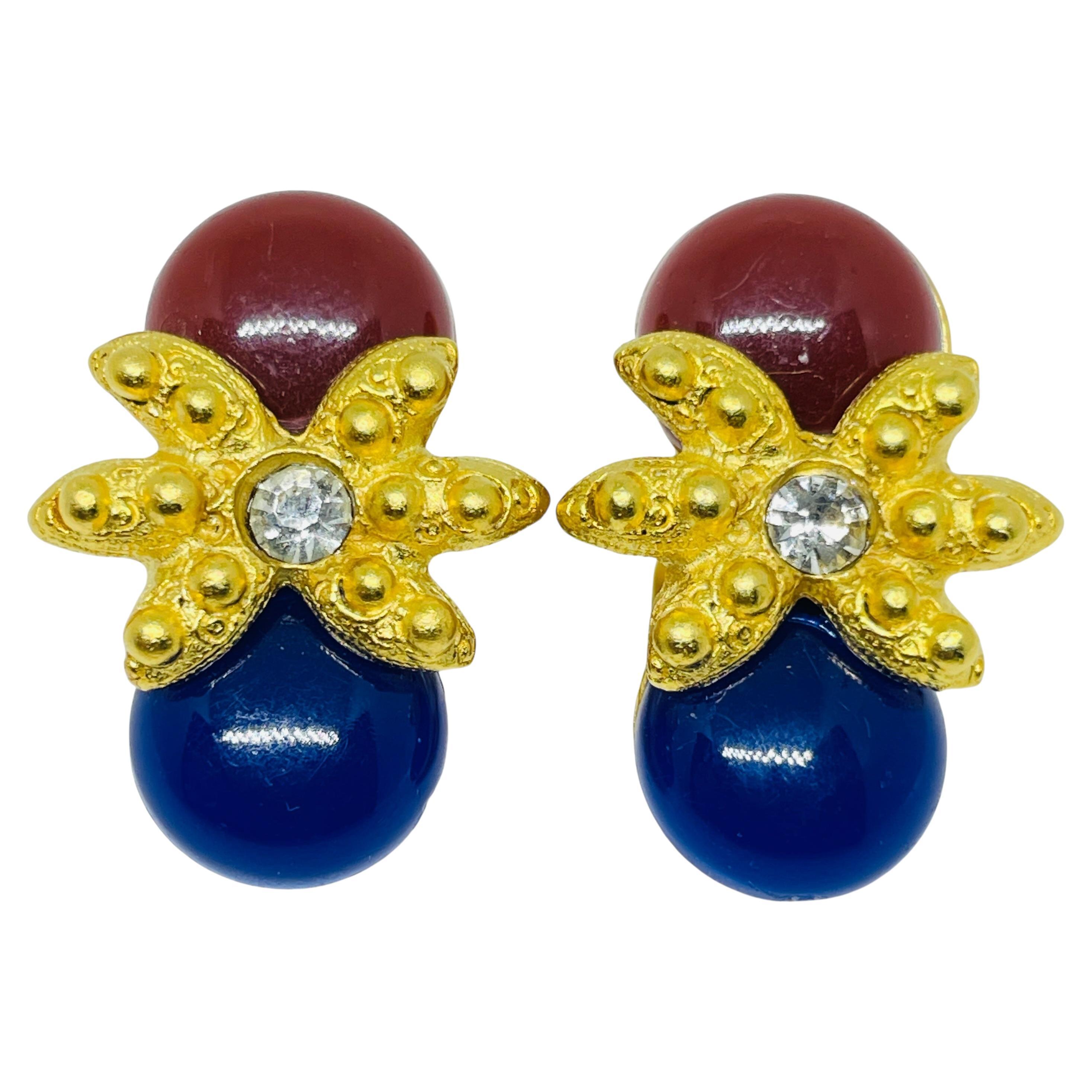 Pendientes de clip de diseño vintage de cristal de lapislázuli y cornalina en tono dorado