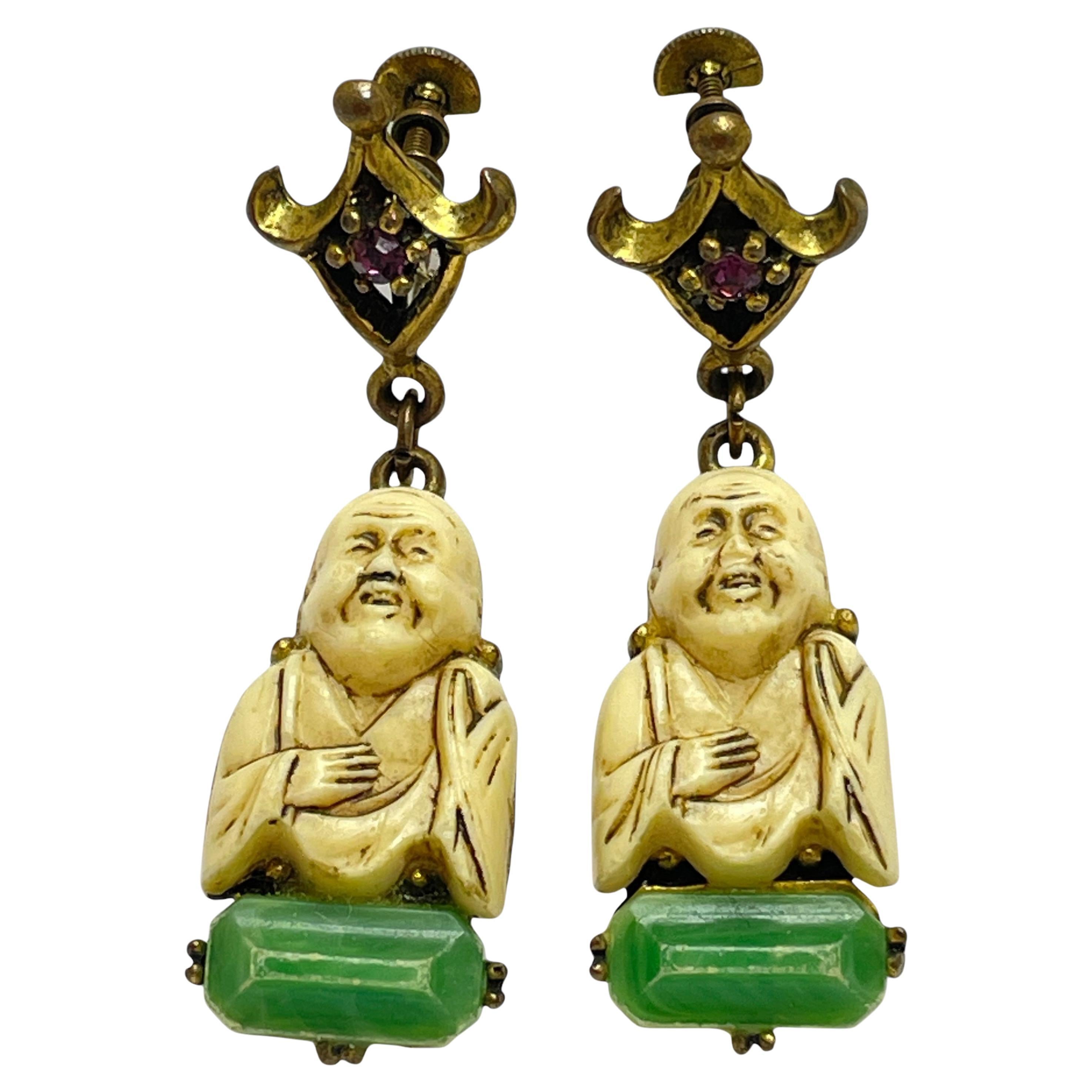 Boucles d
oreilles pendantes vintage en verre de jade sculpté en forme de bouddha et ton or