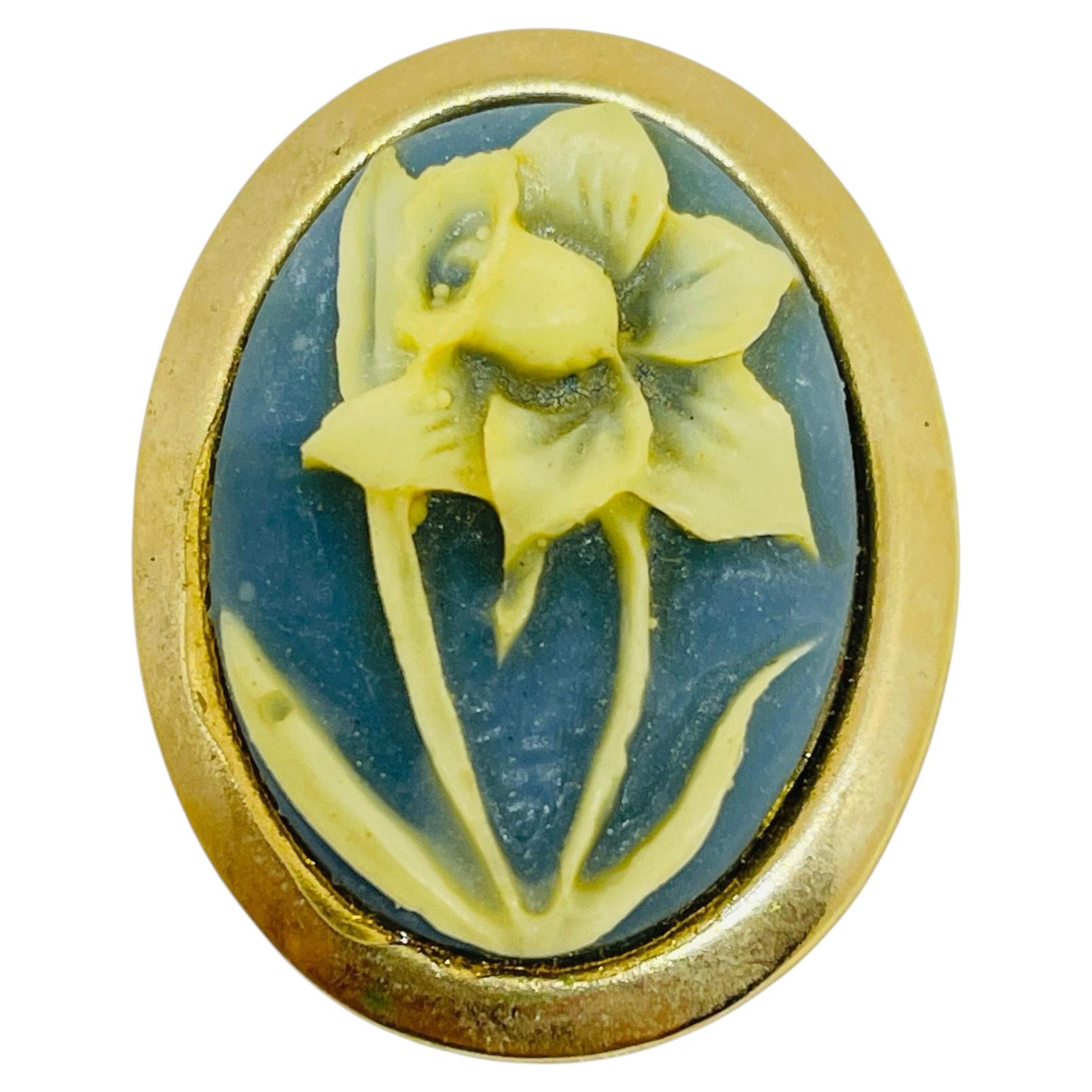 Vintage gold tone carved celluloid flower cameo brooch For Sale