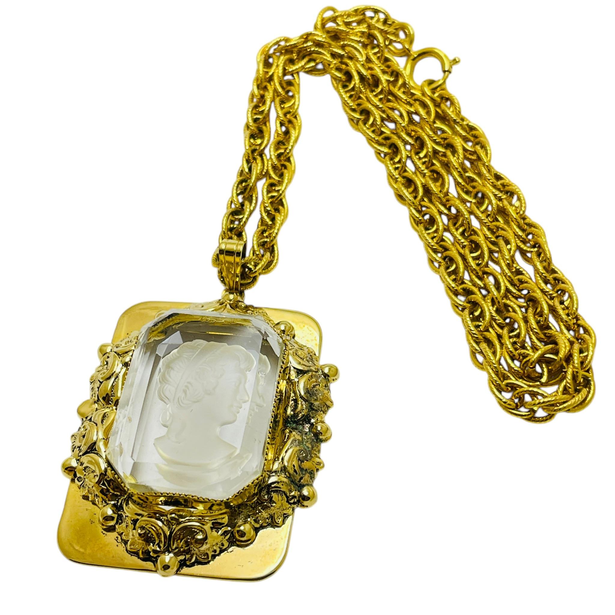 Vintage gold tone carved glass cameo necklace bracelet earrings set In Good Condition For Sale In Palos Hills, IL