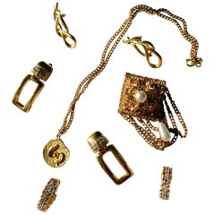 Chaîne et broche fantaisie vintage en or et fausses perles 