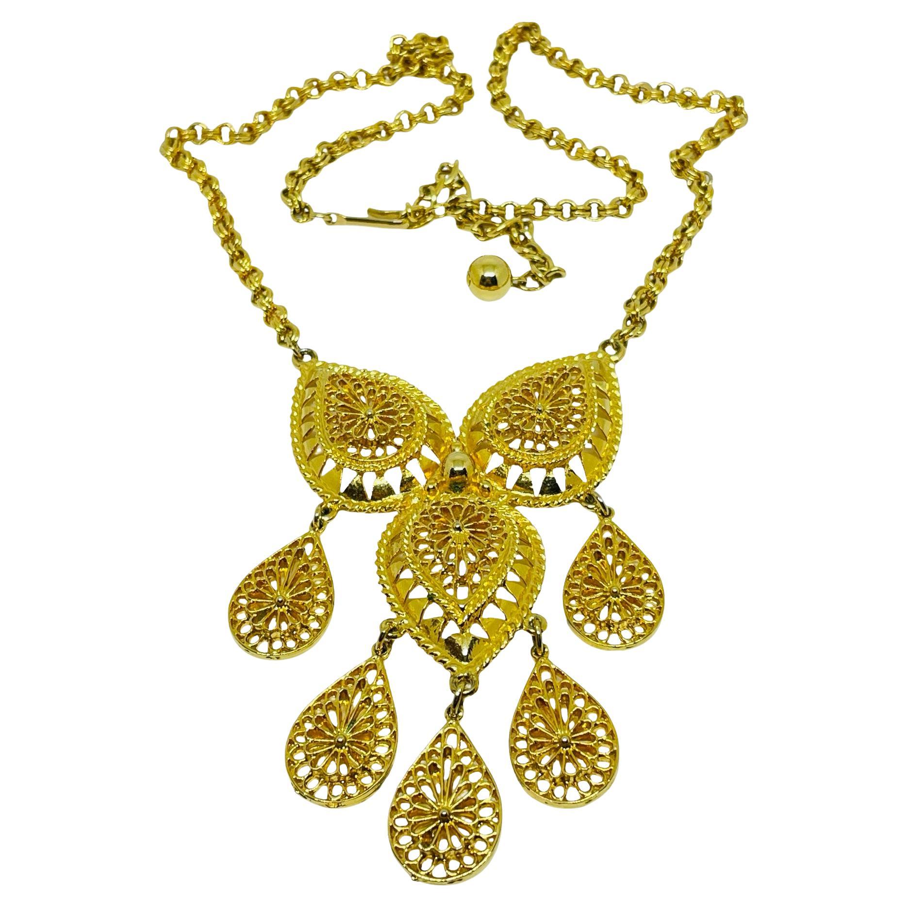 Collana vintage con catena dorata e ciondolo di design