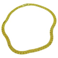 Collar vintage de diseño con cadena en tono dorado