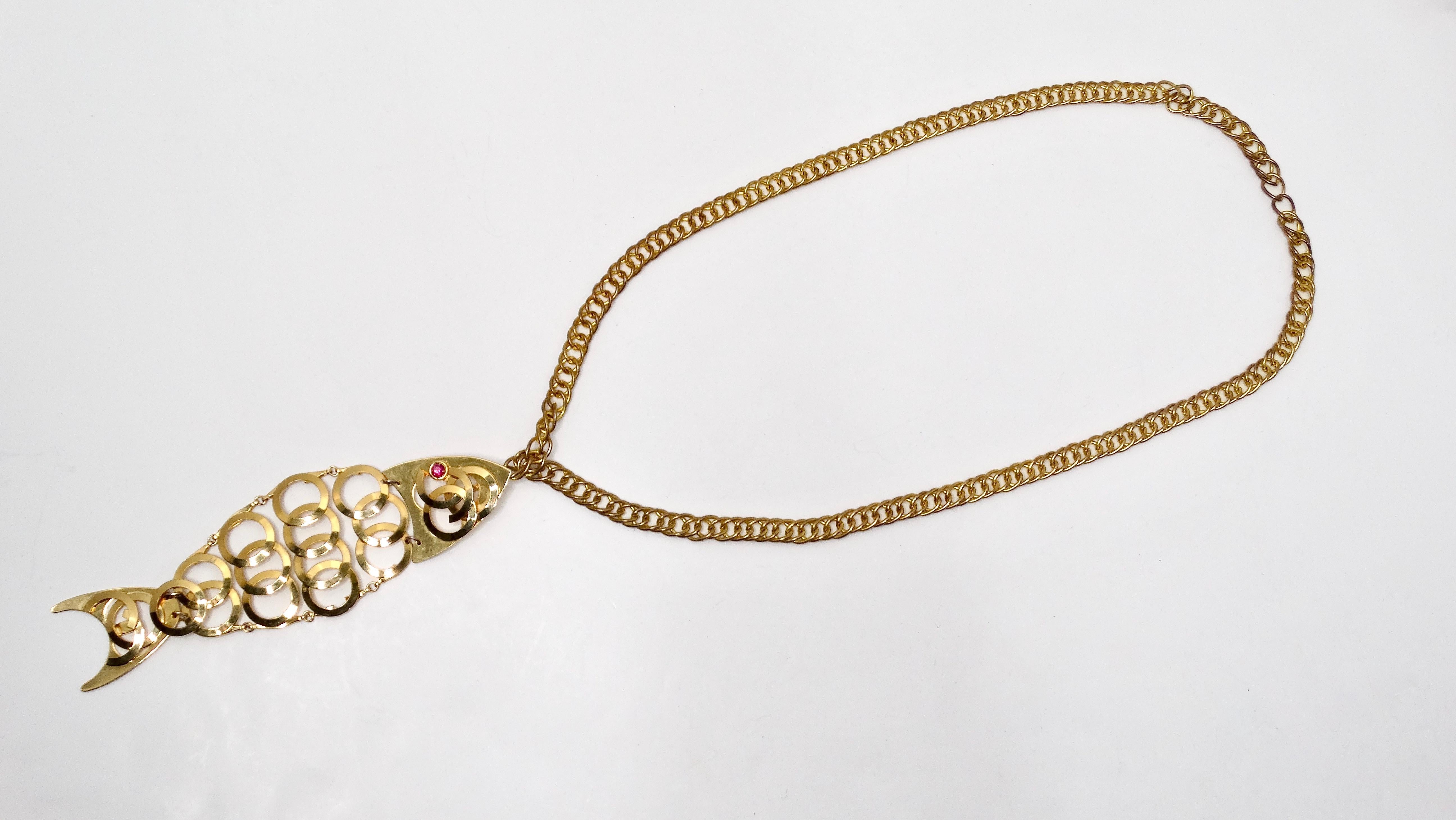 Voici le collier à pendentif poisson sculptural en mouvement à maillons de chaîne en ton or vintage, un accessoire ludique et artistique qui capture l'essence de l'élégance fantaisiste. Ce collier unique est orné d'un pendentif sculptural en forme