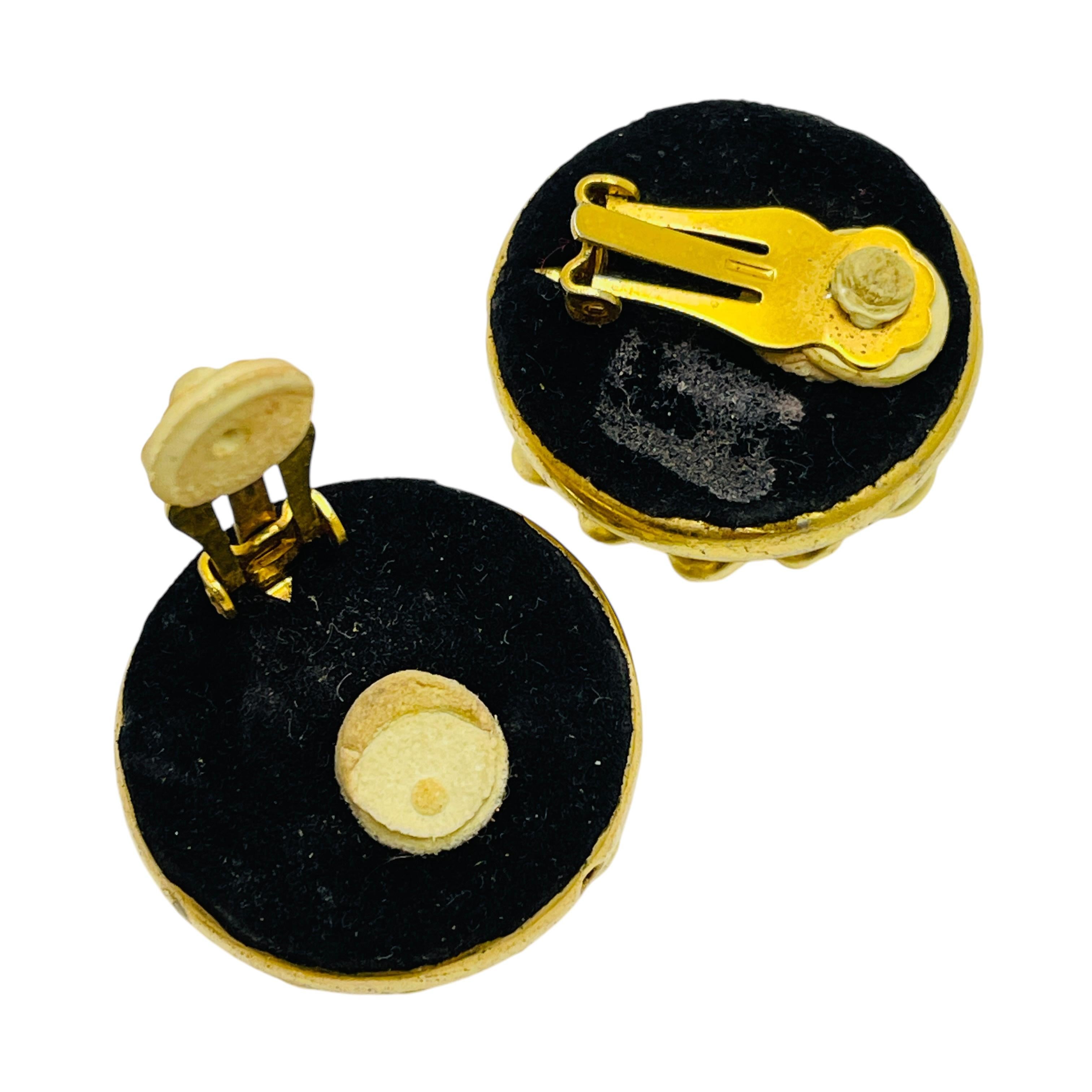 Goldfarbene massive Designer-Ohrclips in Goldtönen mit Kette im Zustand „Gut“ im Angebot in Palos Hills, IL