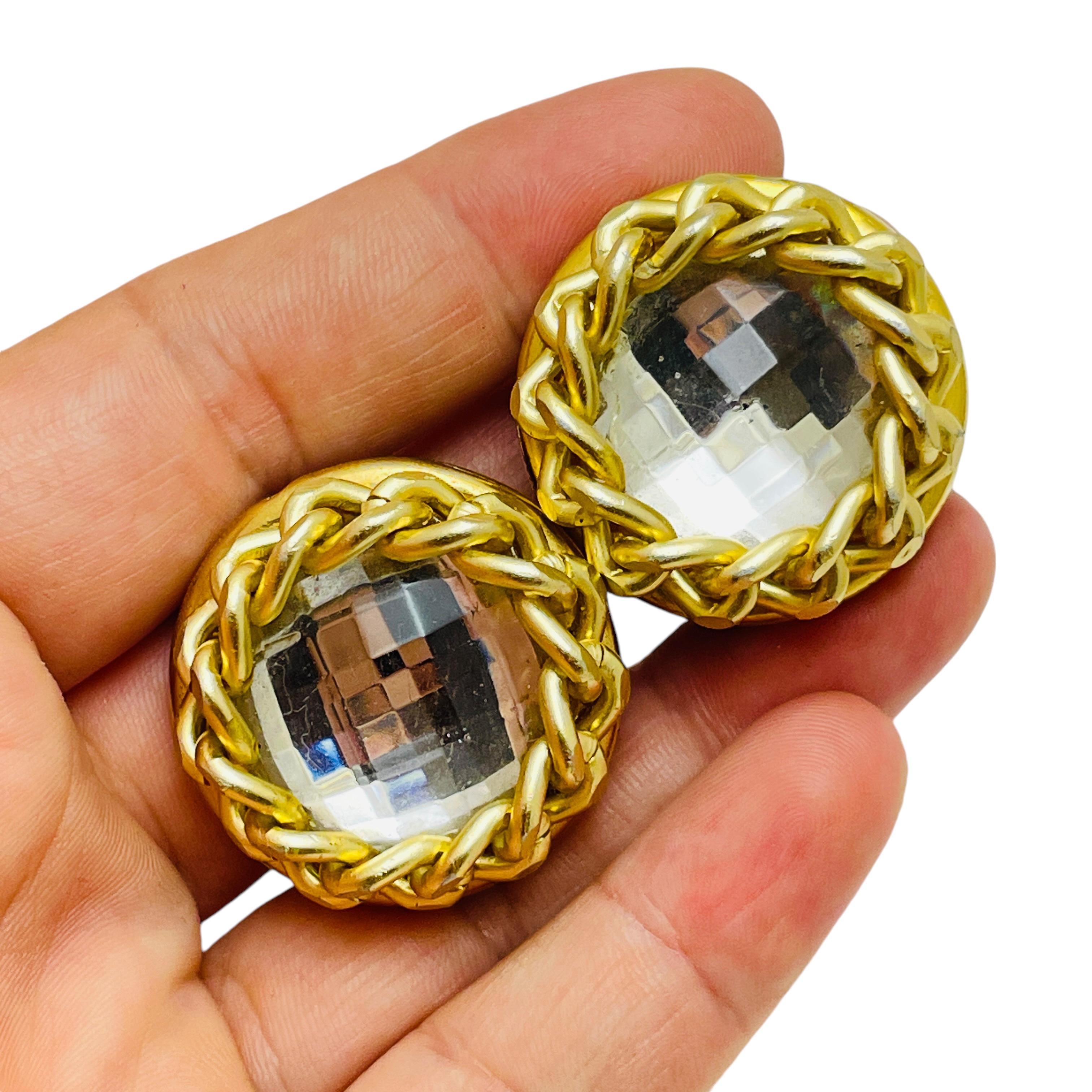 Goldfarbene massive Designer-Ohrclips in Goldtönen mit Kette Damen im Angebot