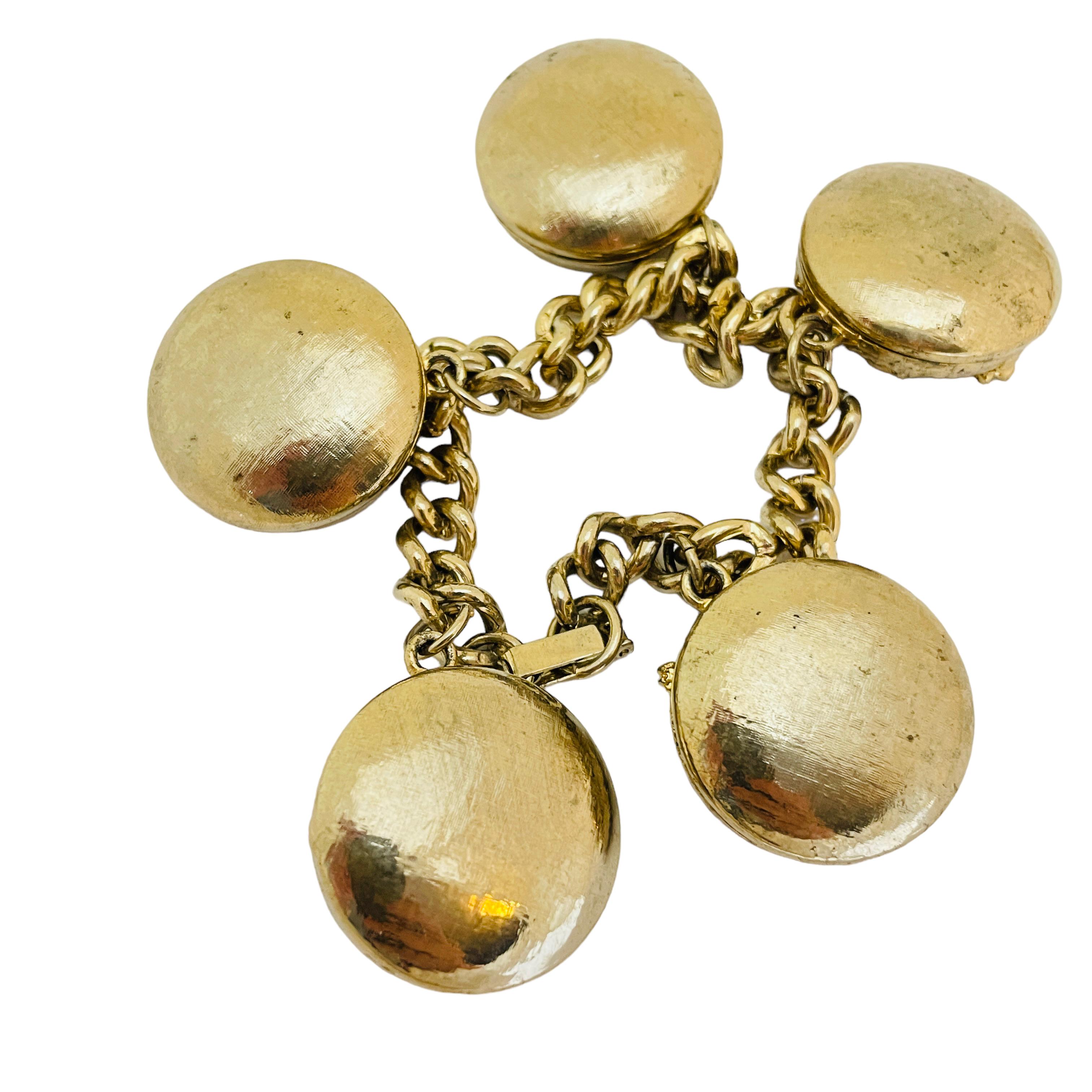 Vintage gold tone charm chain link bracelet In Good Condition For Sale In Palos Hills, IL