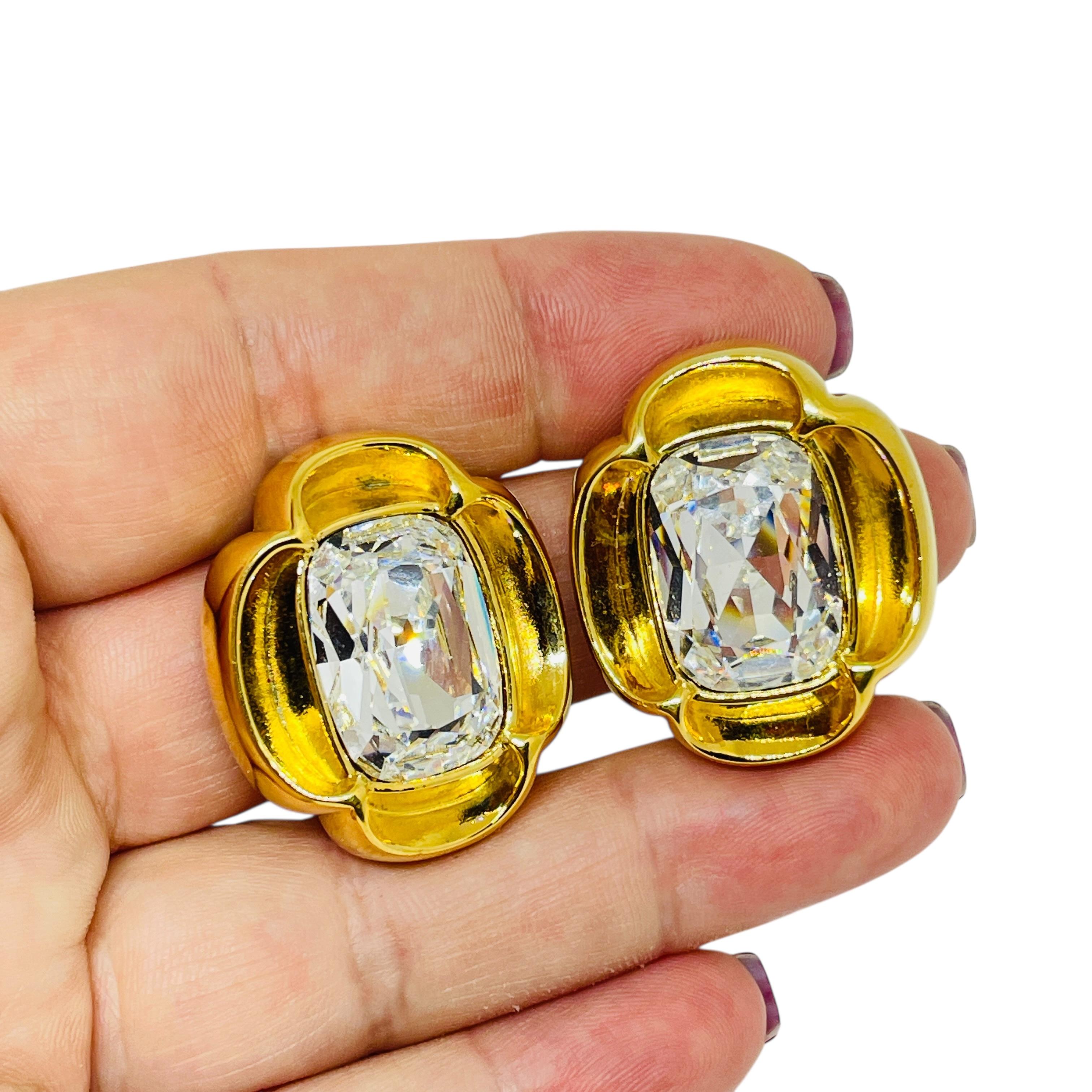 DETAILS

- • ohne Vorzeichen 

- • goldfarben mit Glas 

- • Vintage-Designer-Ohrringe
 
MASSNAHMEN  

- • CONDIT

- •  sehr guter Vintage-Zustand mit minimalen Gebrauchsspuren 

 Sku 53

❤️❤️   VINTAGE-DESIGNER-SCHMUCK   ❤️❤️

❤️❤️  ALEXANDER'S