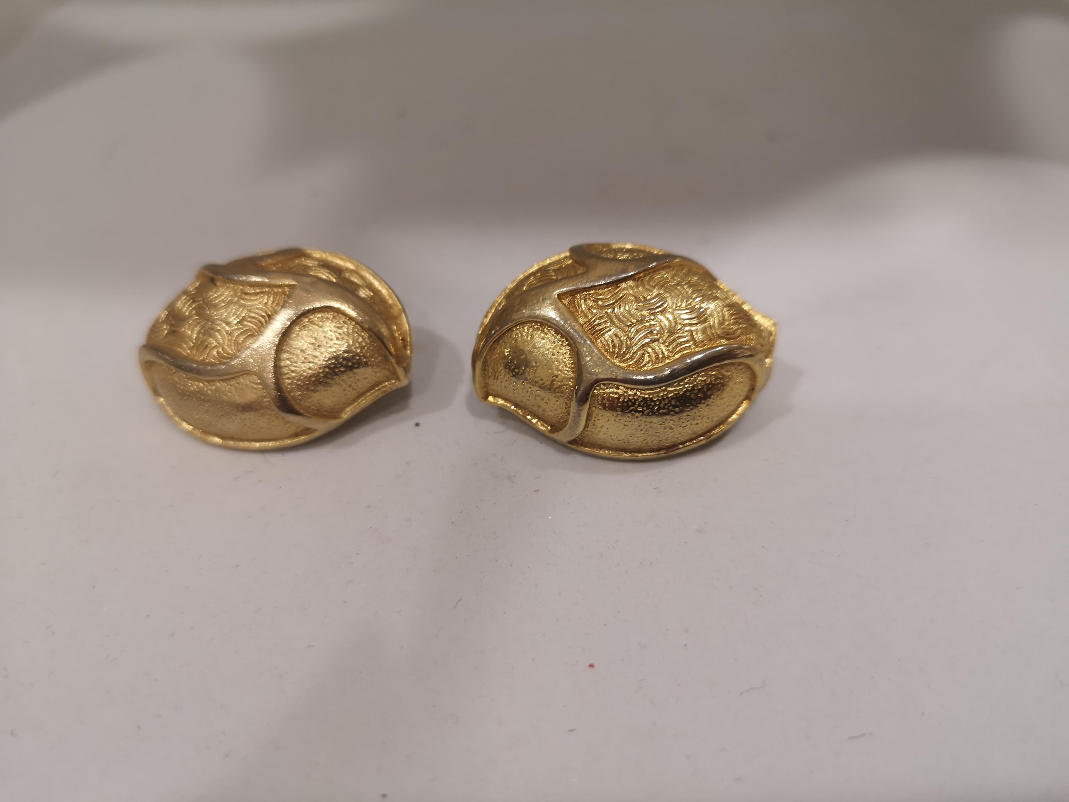 Vintage gold tone clip on earrings In Good Condition In Capri, IT