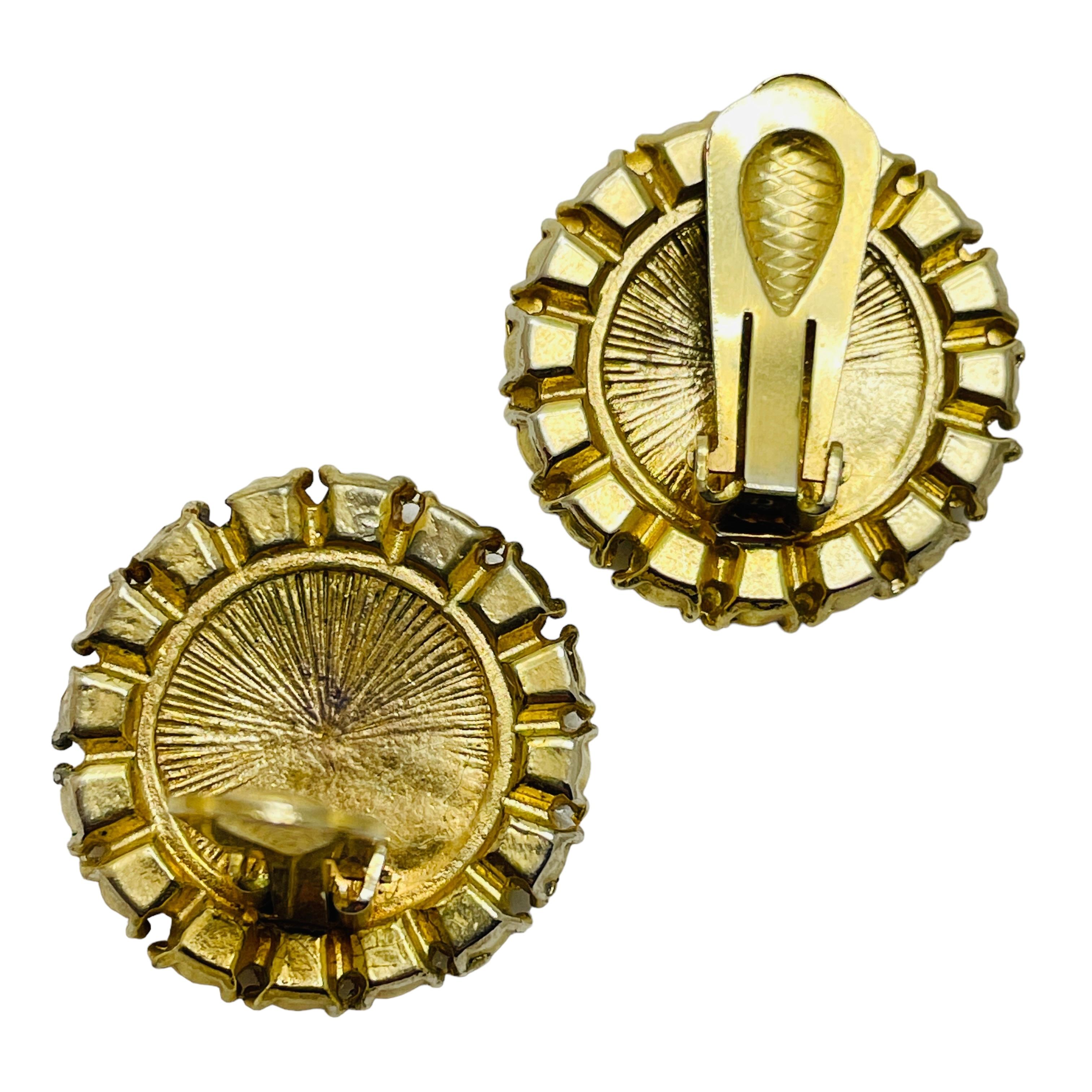 Vintage Gold Ton Münze Perle Strass Designer Clip auf Ohrringe im Zustand „Gut“ im Angebot in Palos Hills, IL