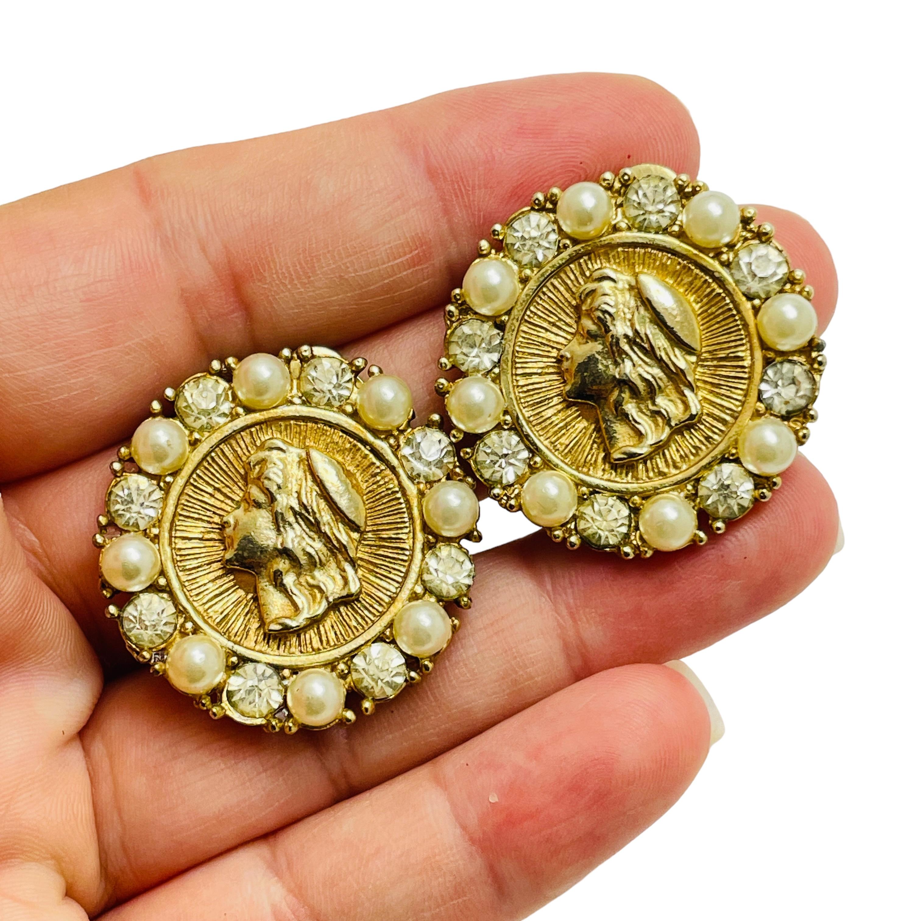 Vintage Gold Ton Münze Perle Strass Designer Clip auf Ohrringe Damen im Angebot