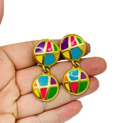 Orecchini a clip di design pendenti, color oro, con smalti colorati