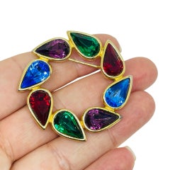 Spilla vintage di design con cerchio di strass colorati in tonalità oro