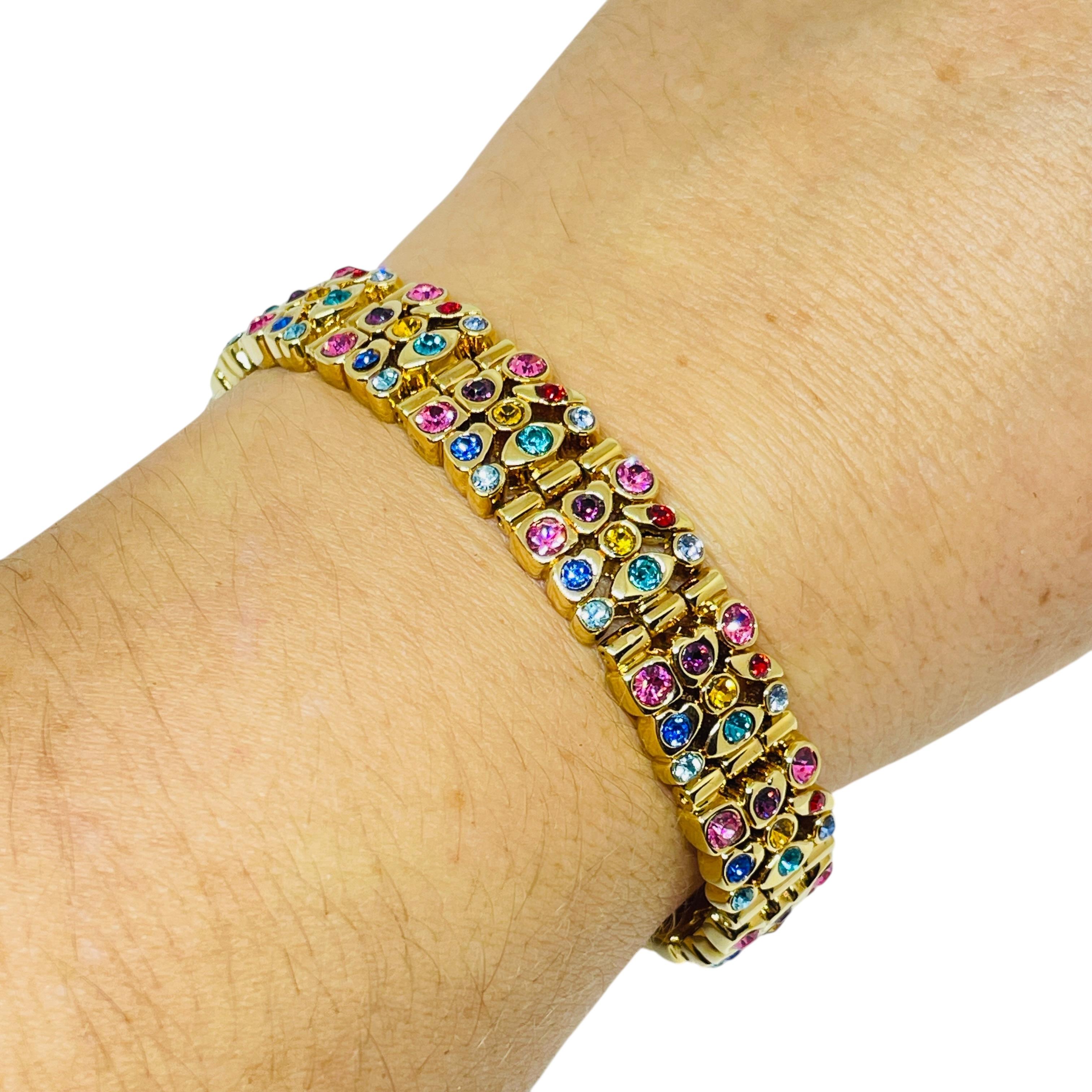 DETAILS

- • ohne Vorzeichen

- • goldfarben mit Strasssteinen

- • vintage designer armband
 
MASSNAHMEN  

- • CONDIT

- •  sehr guter Vintage-Zustand mit minimalen Gebrauchsspuren 

 Sku 56

❤️❤️   VINTAGE-DESIGNER-SCHMUCK   ❤️❤️

❤️❤️ 