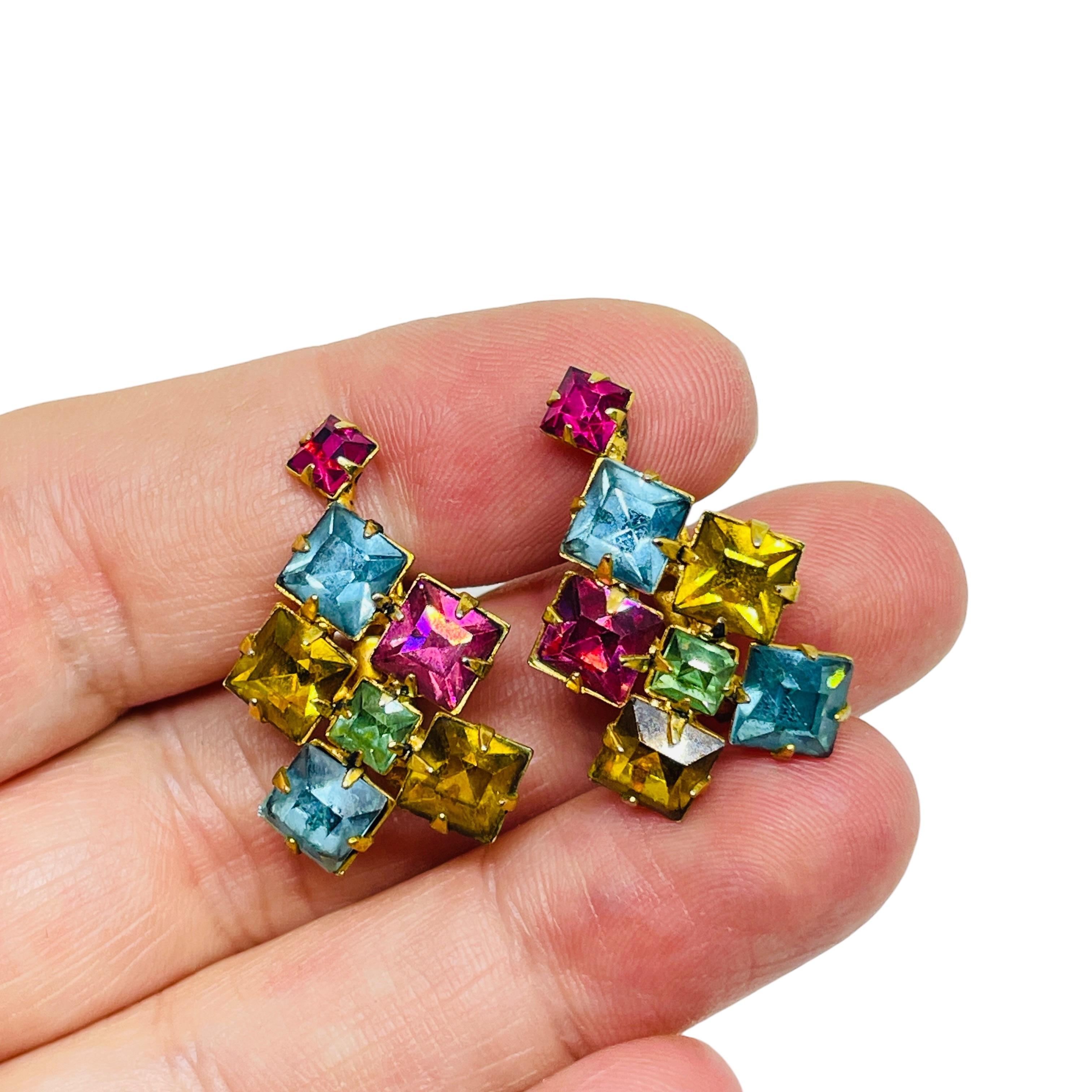 DETAILS

- • ohne Vorzeichen  

- • goldfarben mit Glassteinen

- • Vintage-Designer-Ohrringe
 
MASSNAHMEN  

- • CONDIT

- •  sehr guter Vintage-Zustand mit minimalen Gebrauchsspuren 

 Sku 57

❤️❤️   VINTAGE-DESIGNER-SCHMUCK   ❤️❤️

❤️❤️ 