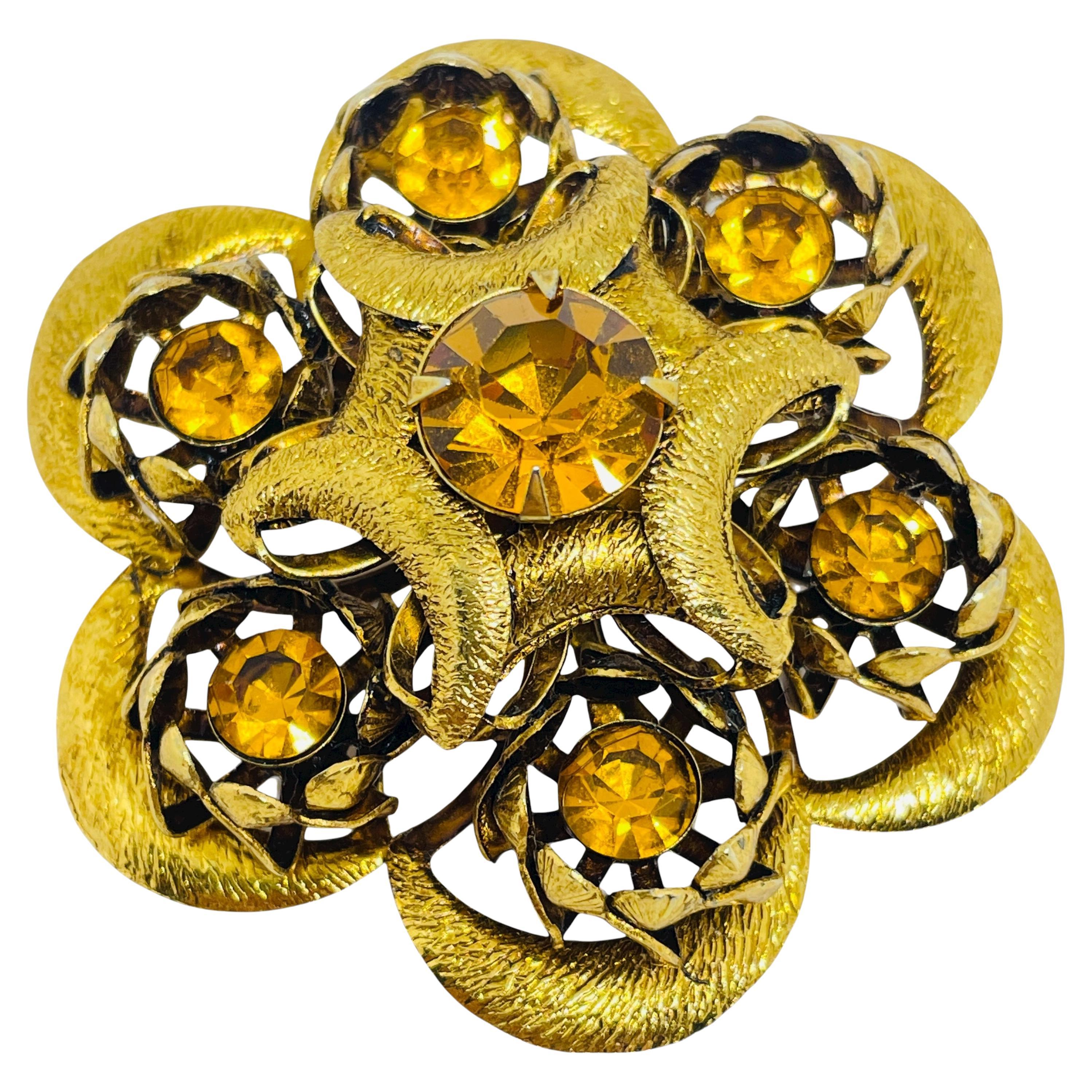 Spilla d
epoca in vetro cotonato con fiore grande di design