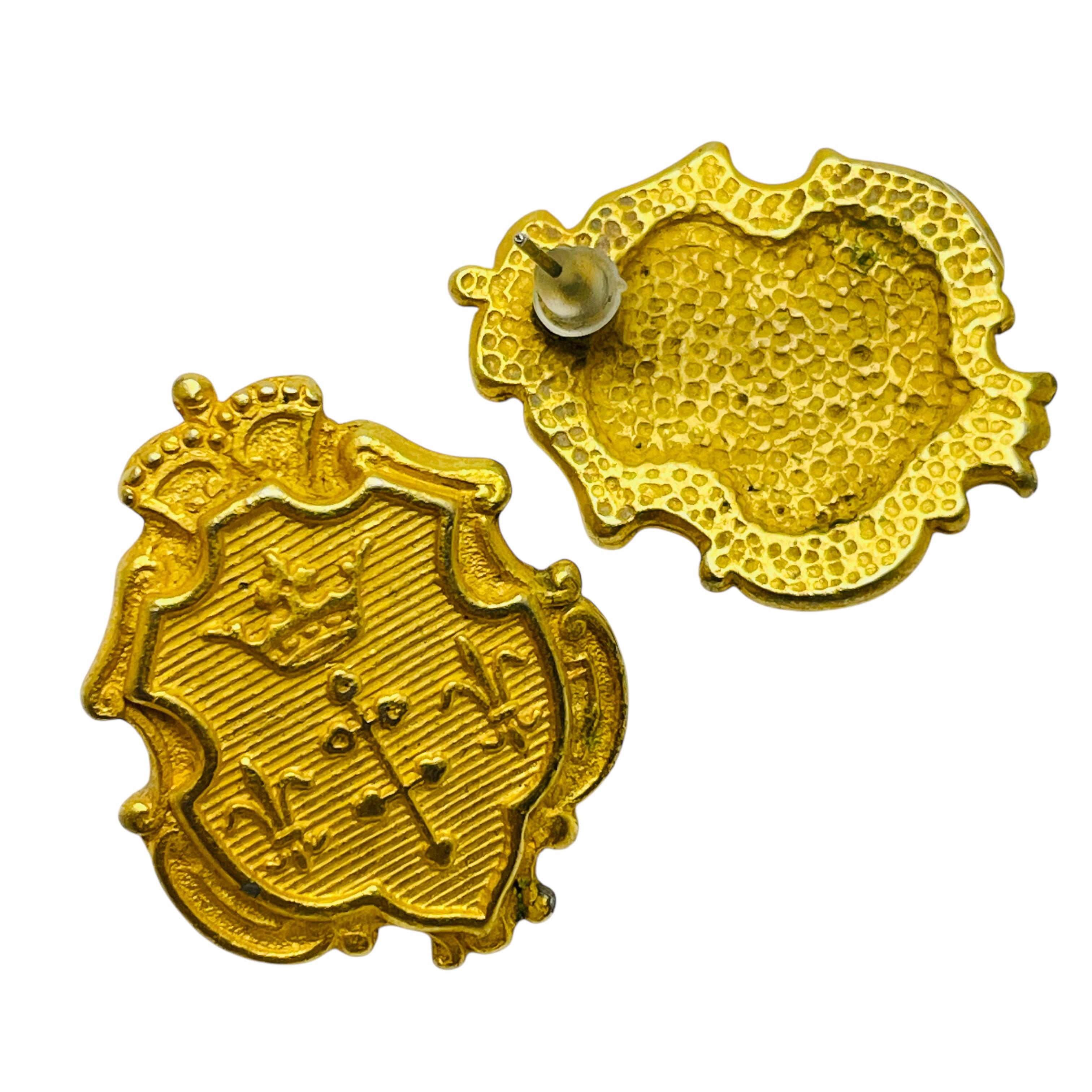 Vintage gold tone crown shield designer earrings In Good Condition For Sale In Palos Hills, IL