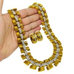 Ensemble vintage de créateur comprenant un collier ras-du-cou massif, des boucles d'oreilles à clip et des cristaux dorés