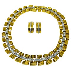 Ensemble vintage de créateur comprenant un collier ras-du-cou massif, des boucles d'oreilles à clip et des cristaux dorés
