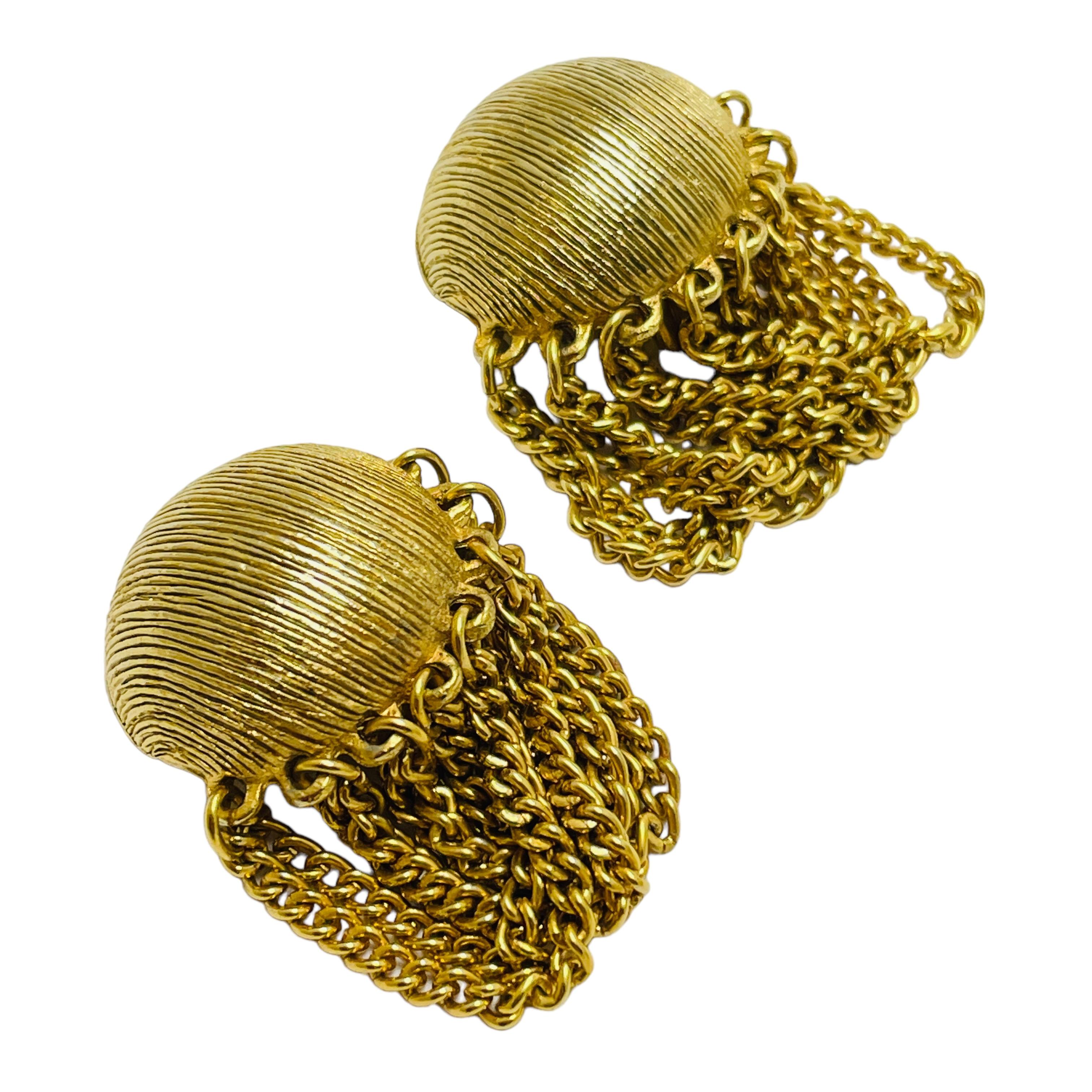 DETAILS

• unsigned  

• gold tone 

• vintage designer earrings

MEASUREMENTS  

• 

CONDITION

•  very good vintage condition with minimal signs of wear 

 Sku 45

❤️❤️  VINTAGE DESIGNER JEWELRY ❤️❤️

❤️❤️  ALEXANDER’S BOUTIQUE  ❤️❤️