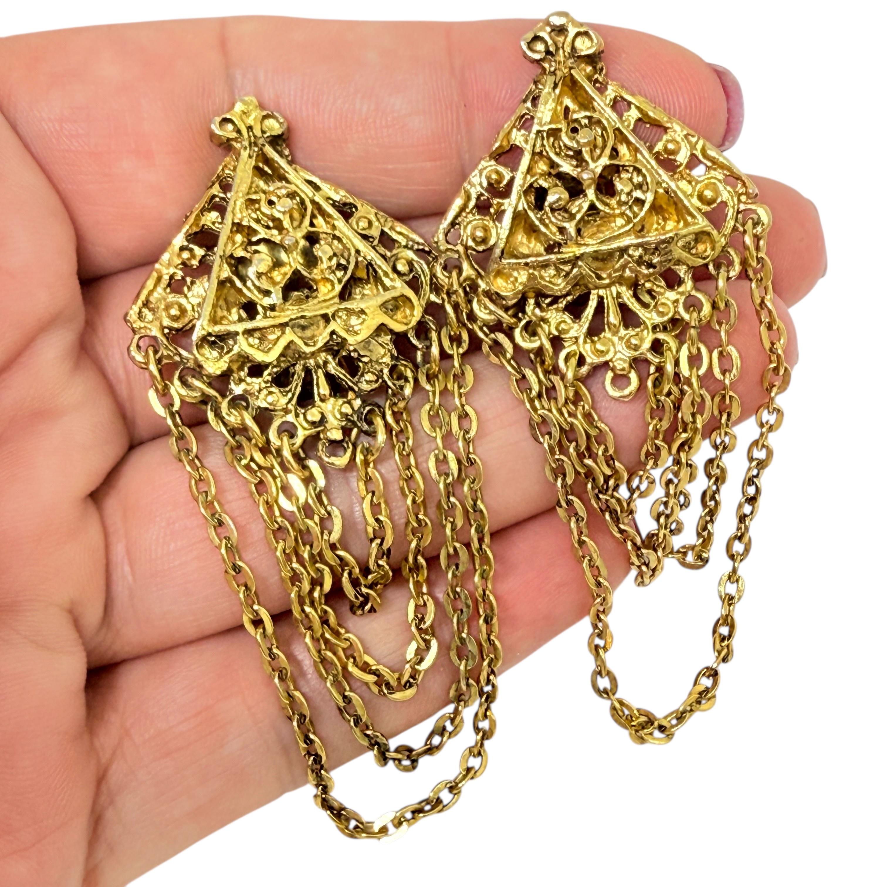 DETAILS

• unsigned

• gold tone 

• vintage designer earrings
 
MEASUREMENTS  

• CONDITION

•  very good vintage condition with minimal signs of wear 

 Sku 53

❤️❤️   VINTAGE DESIGNER JEWELRY   ❤️❤️

❤️❤️  ALEXANDER’S BOUTIQUE  ❤️❤️