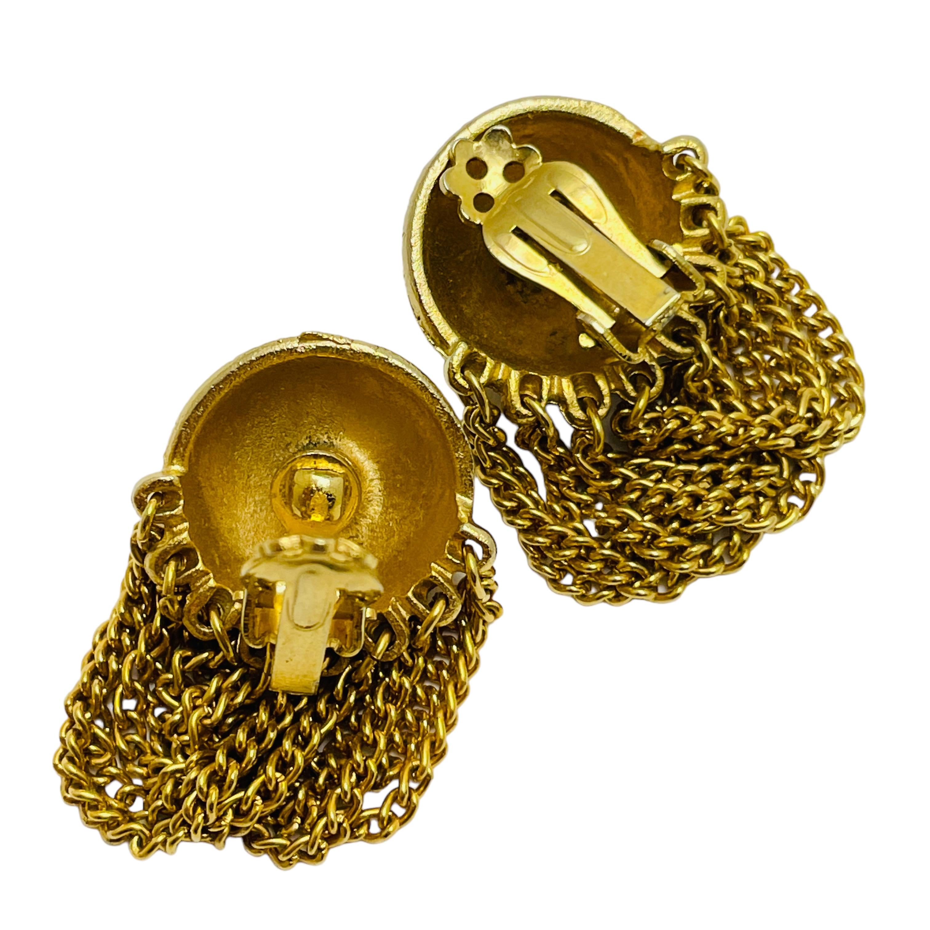 Vintage gold tone dangle chains designer clip on earrings In Good Condition For Sale In Palos Hills, IL