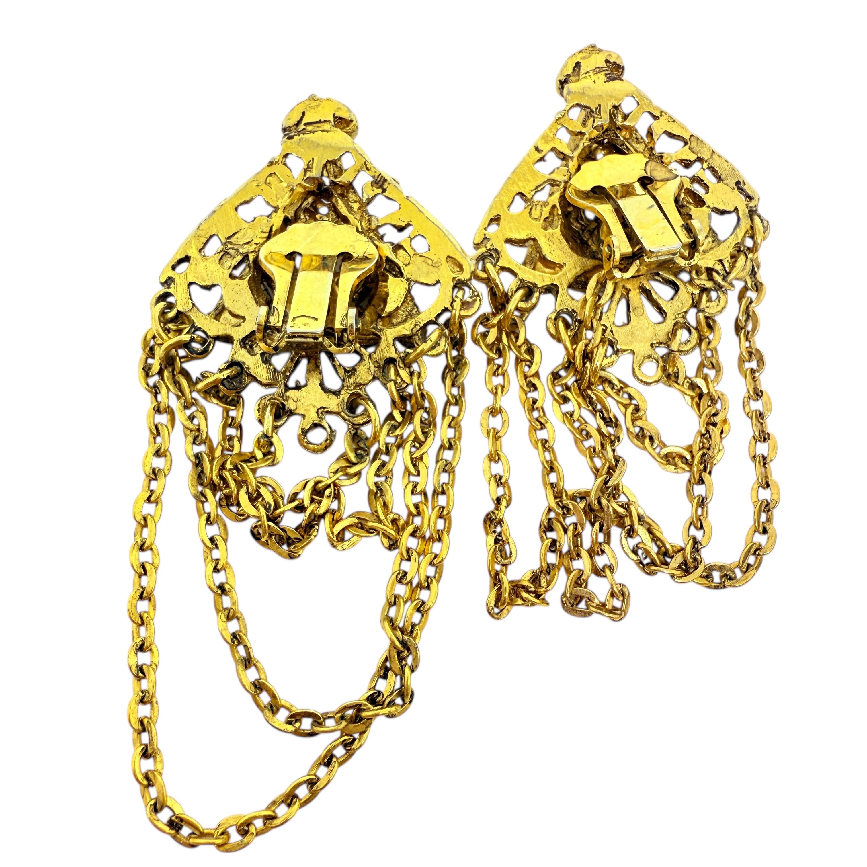 Vintage gold tone dangle chains designer clip on earrings In Good Condition For Sale In Palos Hills, IL