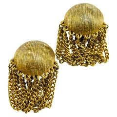 Pendientes de clip de diseño con cadenas colgantes en tono dorado vintage