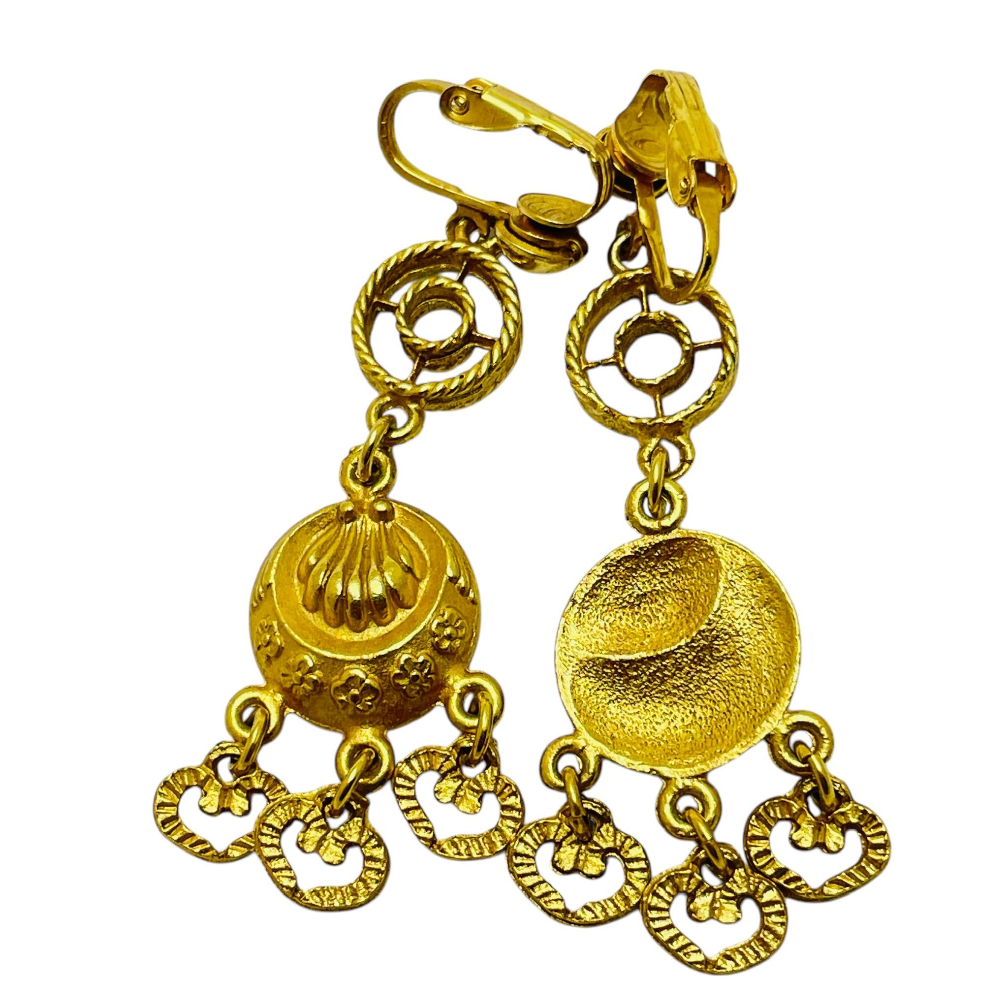 Vintage gold tone dangle clip on earrings In Good Condition For Sale In Palos Hills, IL