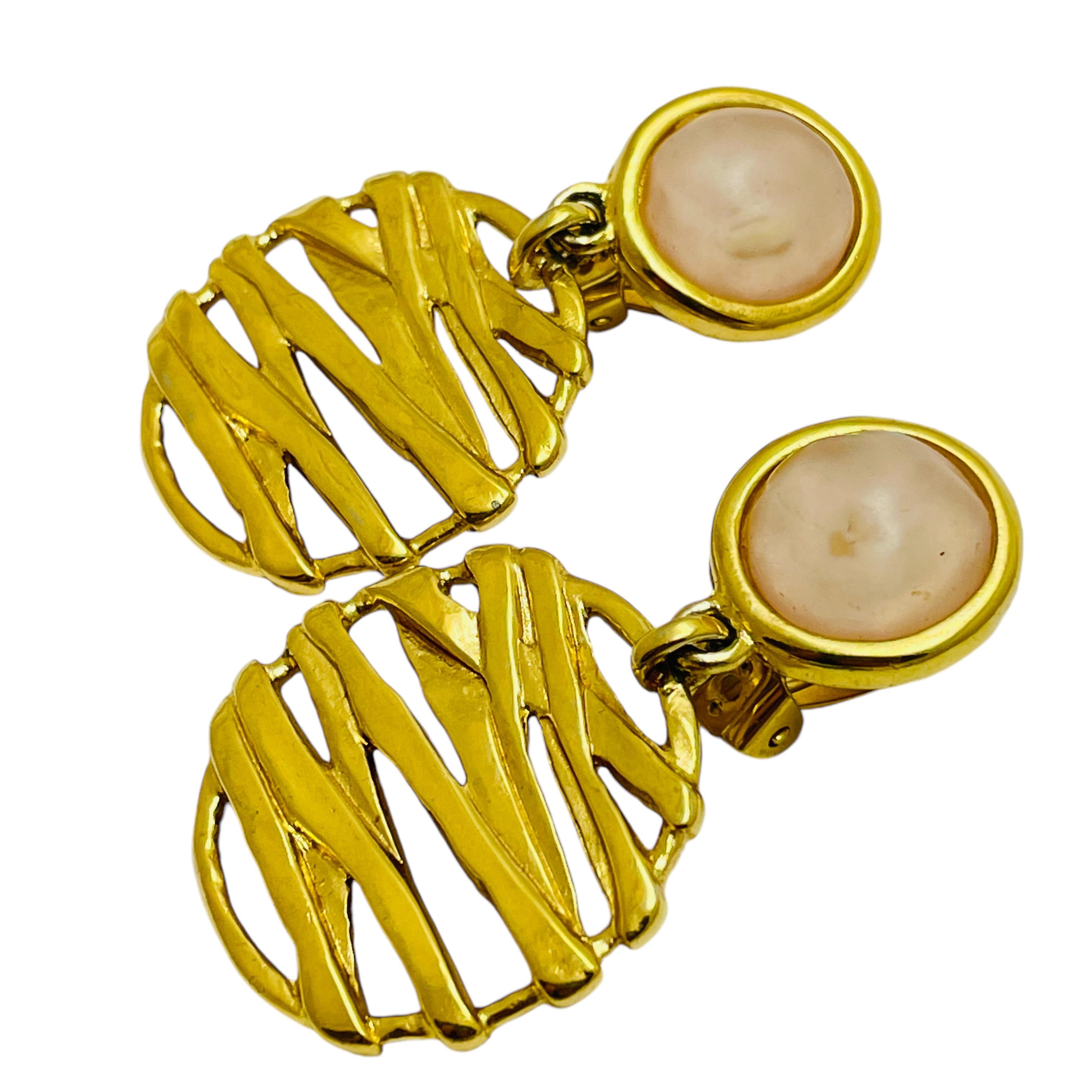 DETALLES

- sin signo

- tono dorado con resina

- pendientes vintage de diseño

MEDIDAS  

- 

CONDICIÓN

-  muy buen estado vintage con mínimos signos de desgaste 

 Código 47

❤️❤️  JOYAS DE DISEÑO VINTAGE ❤️❤️

❤️❤️  BOUTIQUE DE ALEXANDER  ❤️❤️
