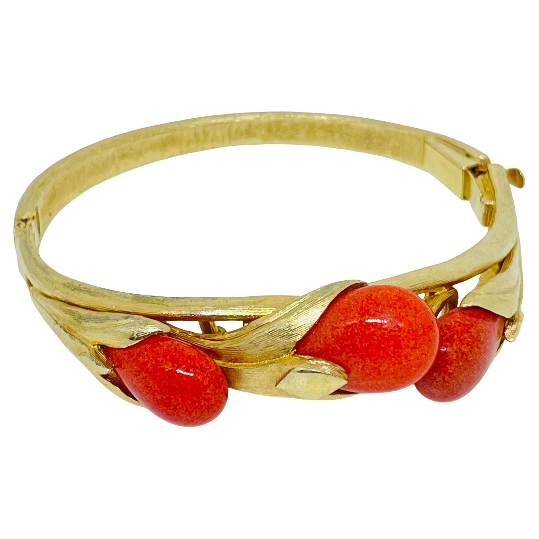 Bracciale bangle di design in vetro finto corallo rosso d'epoca in tonalità oro
