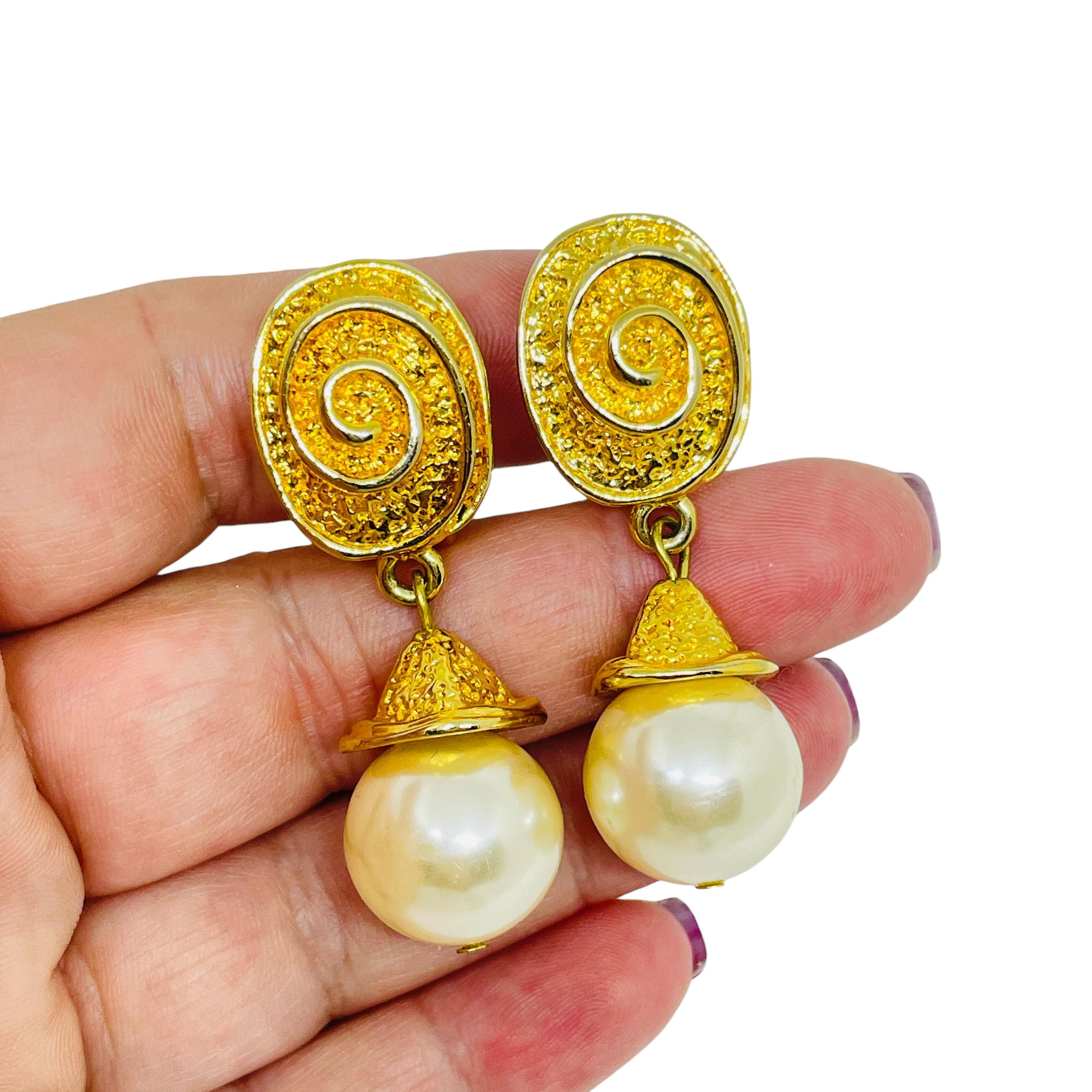 DETAILS

- • ohne Vorzeichen 

- • goldfarben mit Kunstperlen

- • Vintage-Designer-Ohrringe
 
MASSNAHMEN  

- • CONDIT

- •  sehr guter Vintage-Zustand mit minimalen Gebrauchsspuren 

 Sku 54

❤️❤️   VINTAGE-DESIGNER-SCHMUCK   ❤️❤️

❤️❤️ 