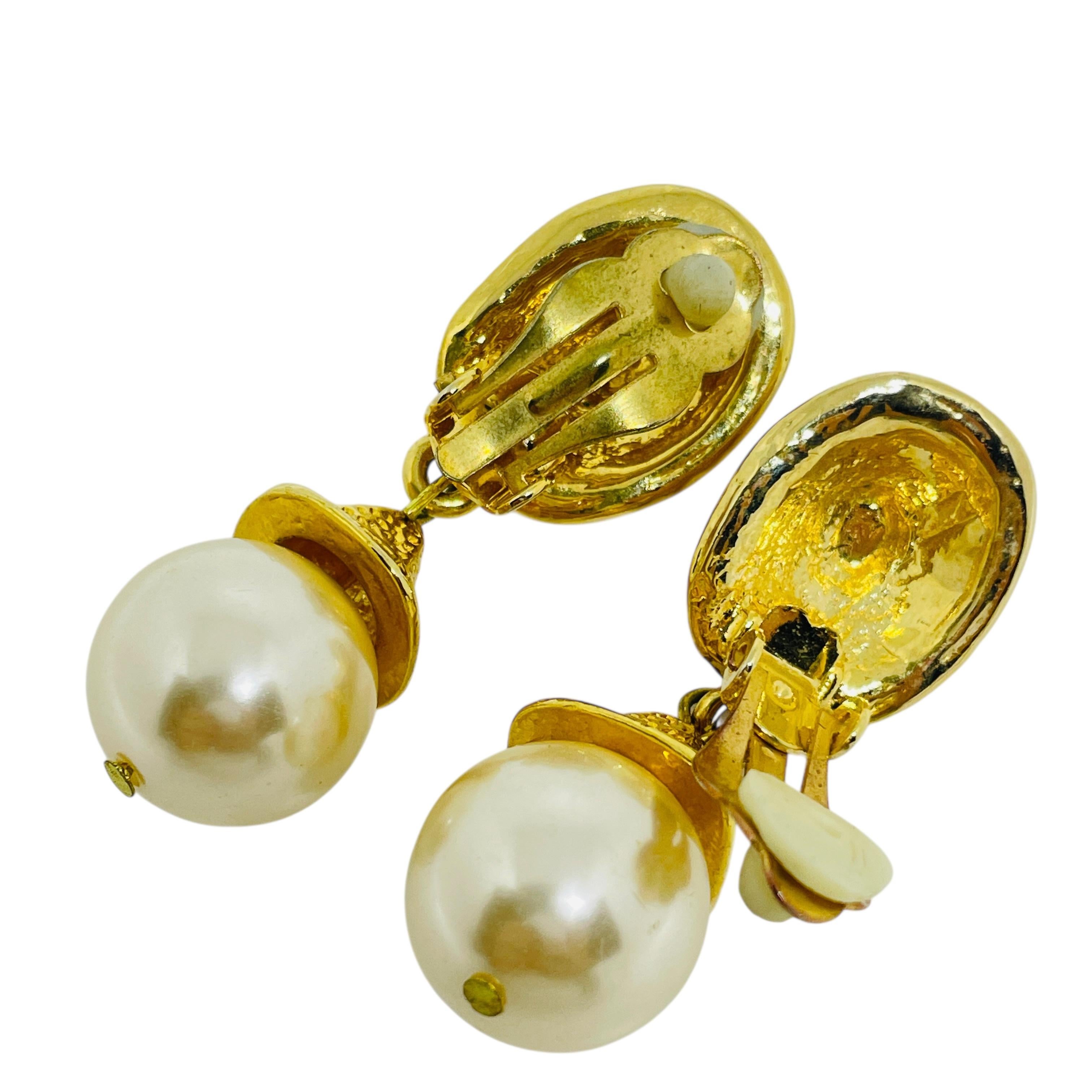 Vintage Goldton baumeln faux Perle 80er Jahre Designer Clip auf Ohrringe im Zustand „Gut“ im Angebot in Palos Hills, IL
