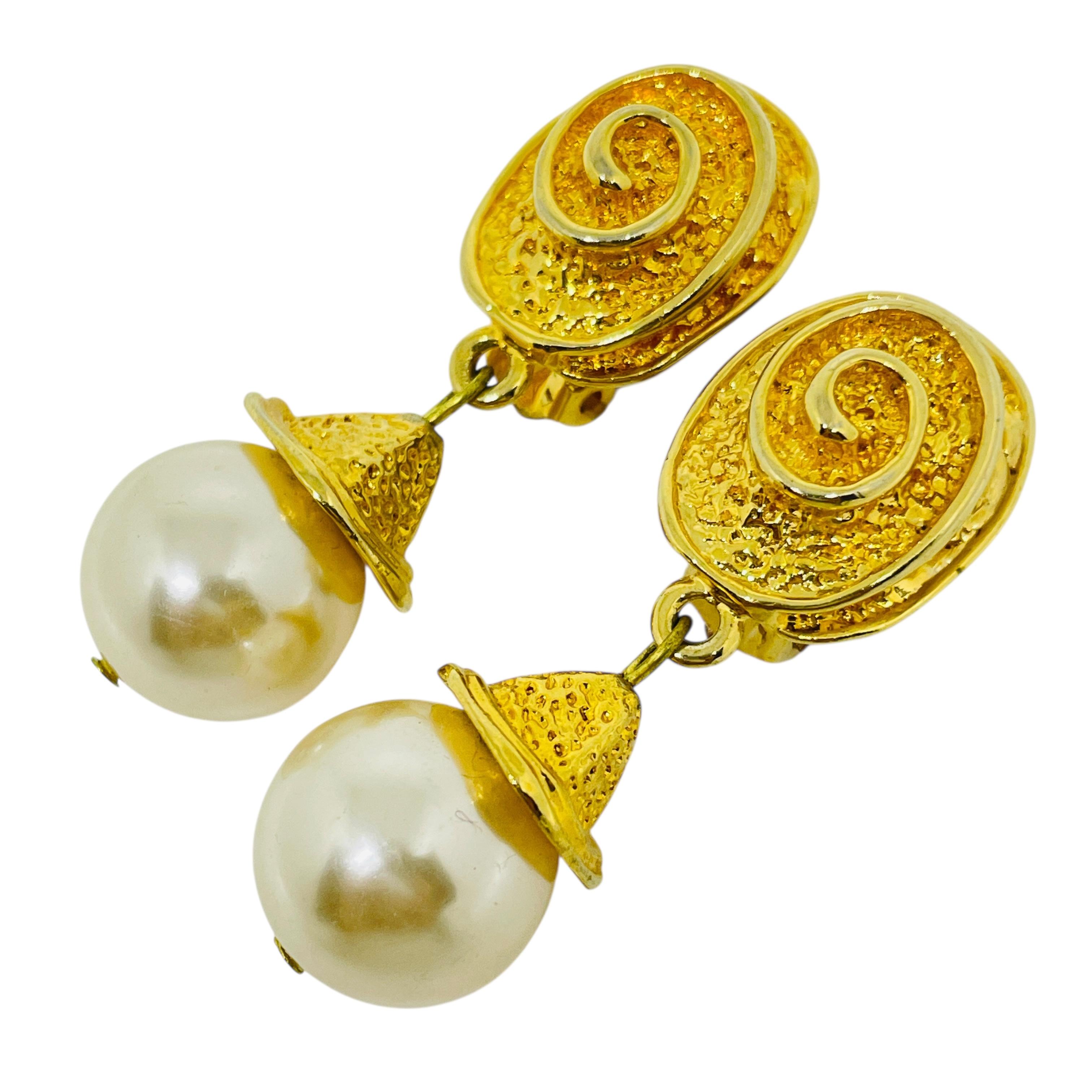 Vintage Goldton baumeln faux Perle 80er Jahre Designer Clip auf Ohrringe für Damen oder Herren im Angebot