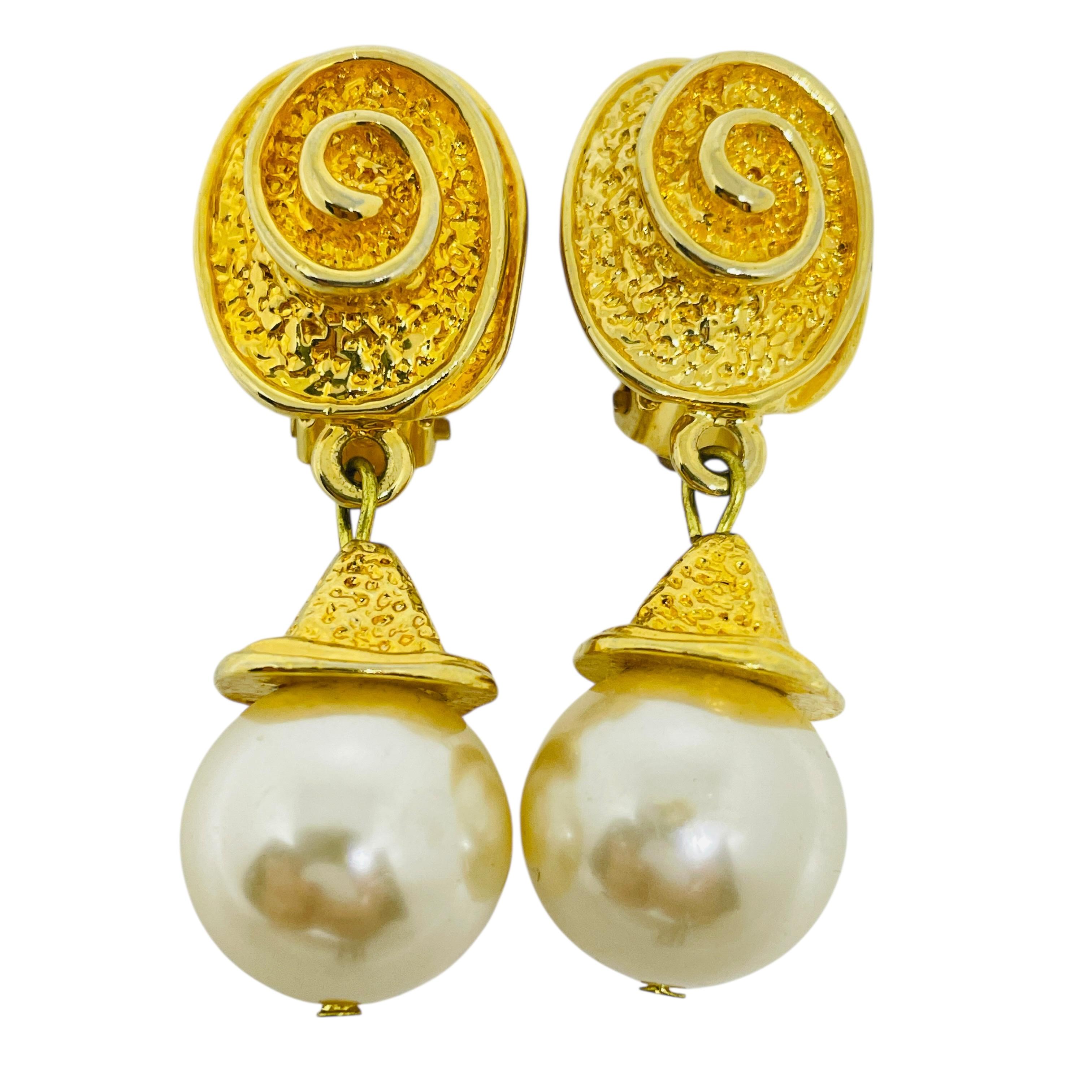 Vintage Goldton baumeln faux Perle 80er Jahre Designer Clip auf Ohrringe im Angebot 1