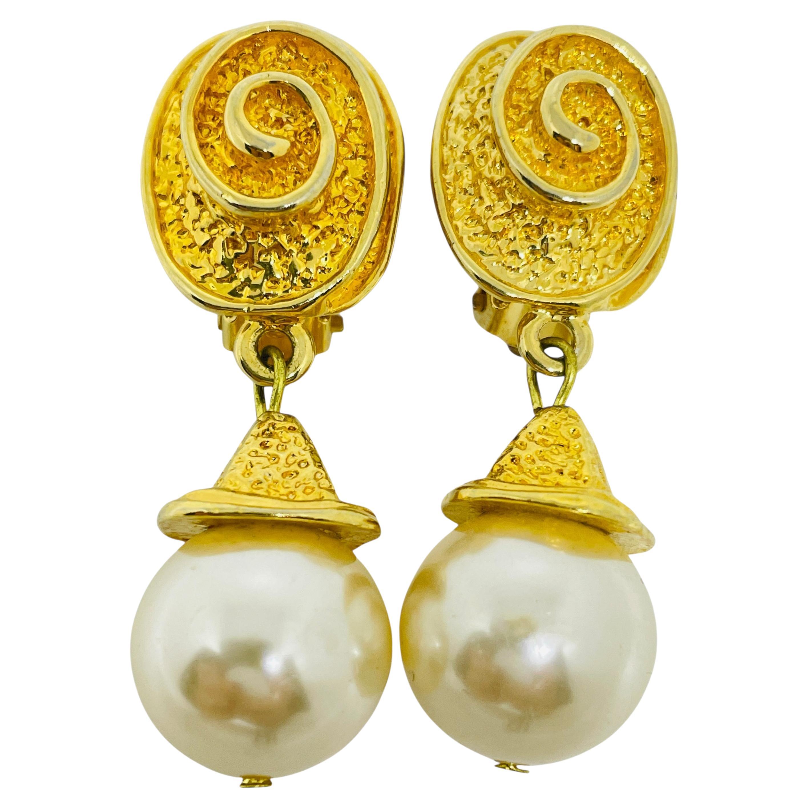 Orecchini a clip vintage in tonalità oro con perle finte degli anni
80