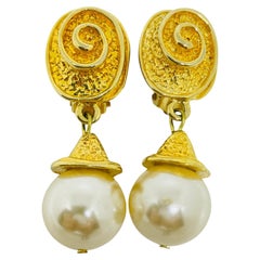 Orecchini a clip vintage in tonalità oro con perle finte degli anni
80
