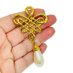 Broche vintage de diseño con perla de imitación colgante en tono dorado