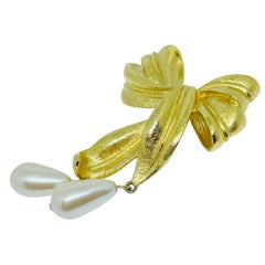 Vintage gold tone dangle faux pearls designer bow brooch