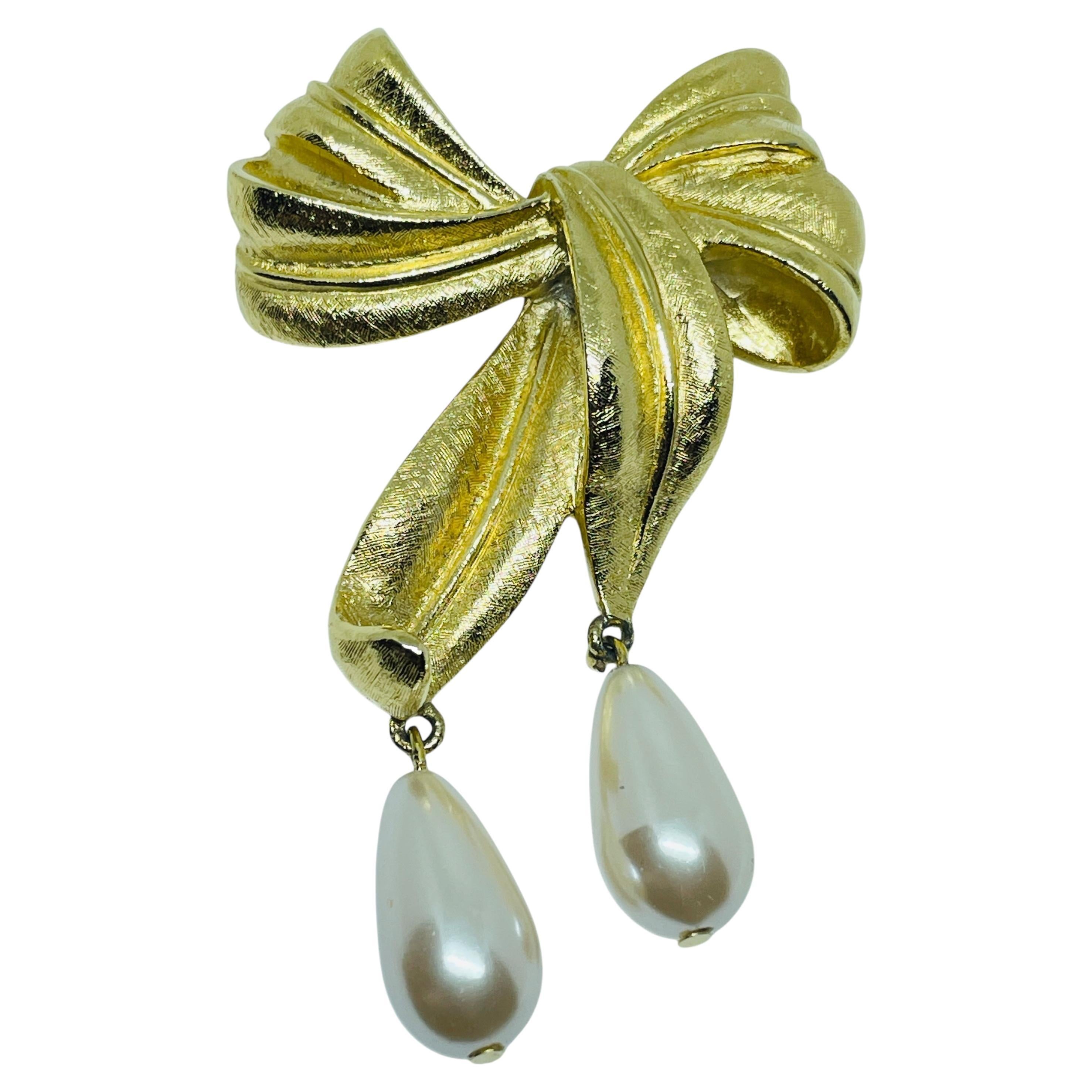 Spilla con fiocco di design con perle finte d'oro vintage