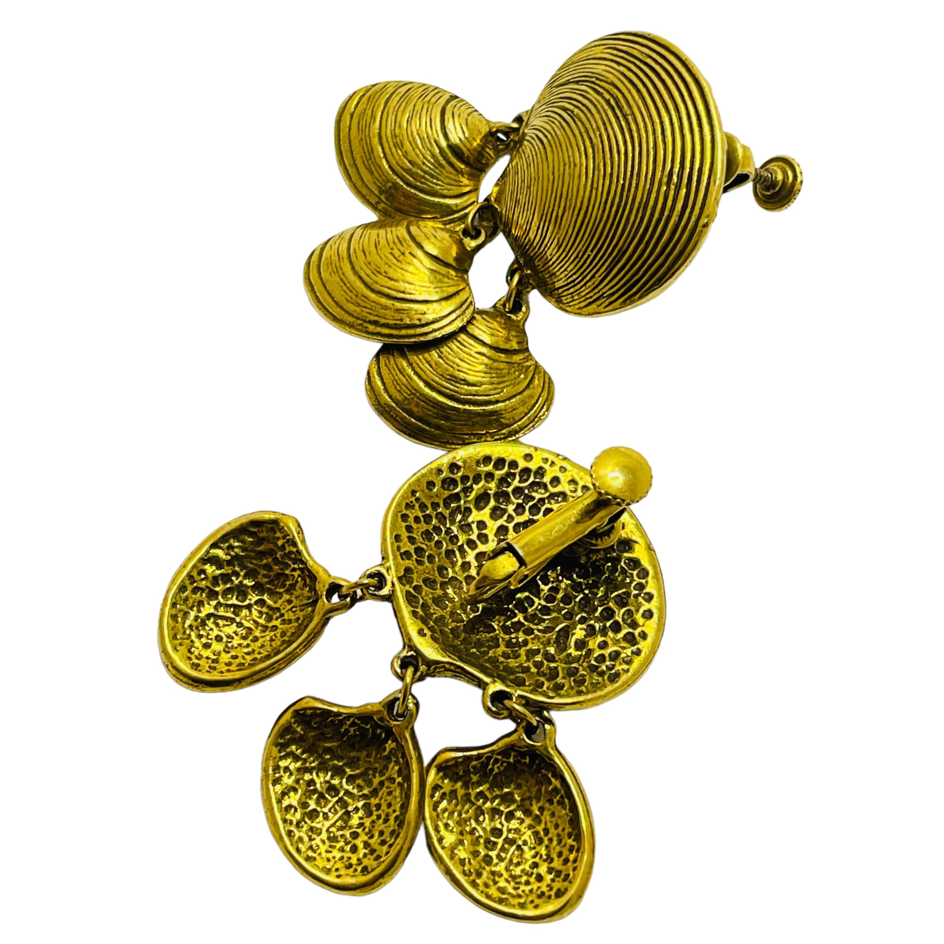 Vintage gold tone dangle seashells earrings In Good Condition For Sale In Palos Hills, IL