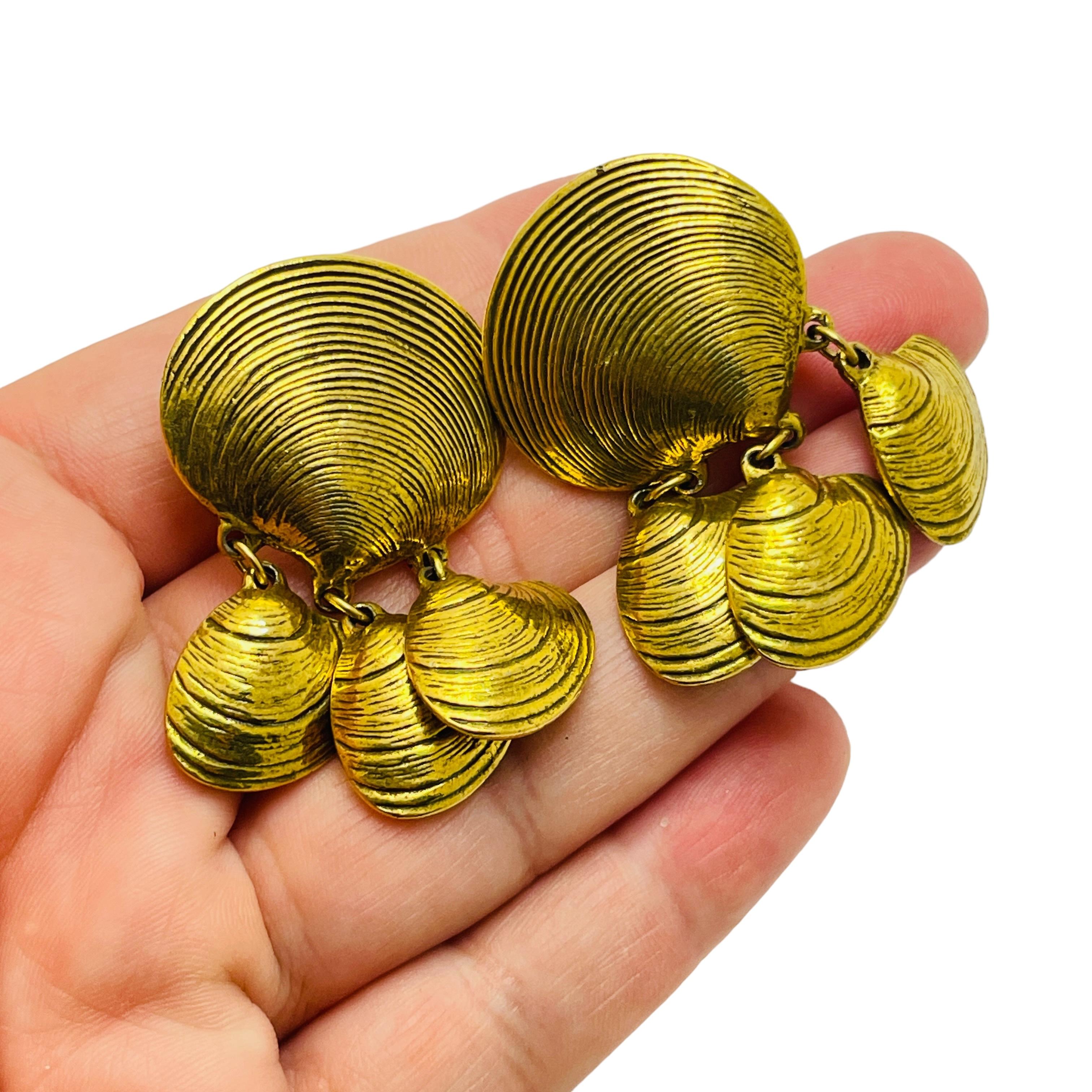 Women's Vintage gold tone dangle seashells earrings For Sale