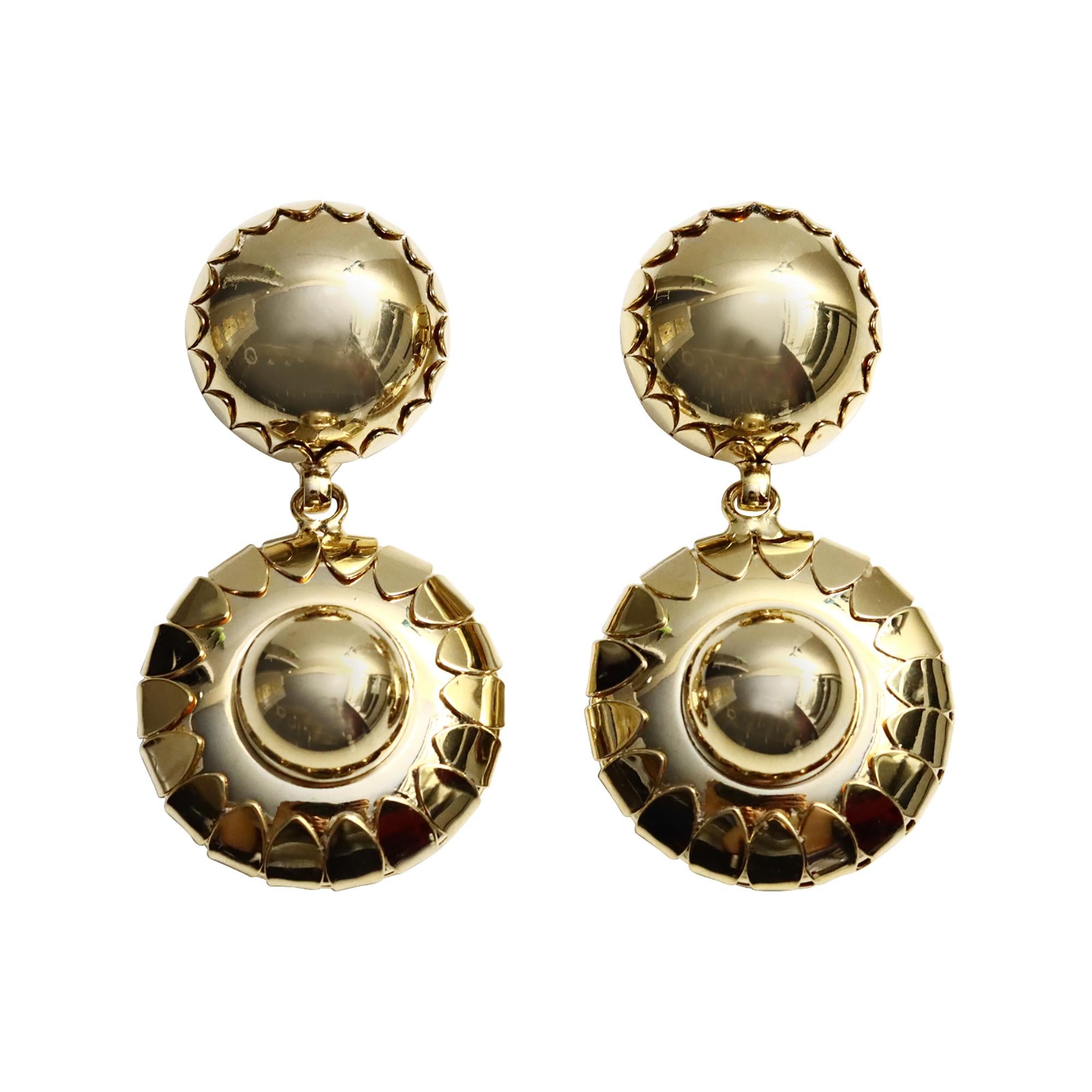 Vintage Gold Tone Dangling Circle Like Earrings CIRCA 2000s. Diese Ohrringe erinnern mich an das brandneue Armband von Celine, das gerade herausgekommen ist, mit dem kreisförmigen Ding daran. Sehr schick für Sommer oder Winter und fällt auf. Clip an.